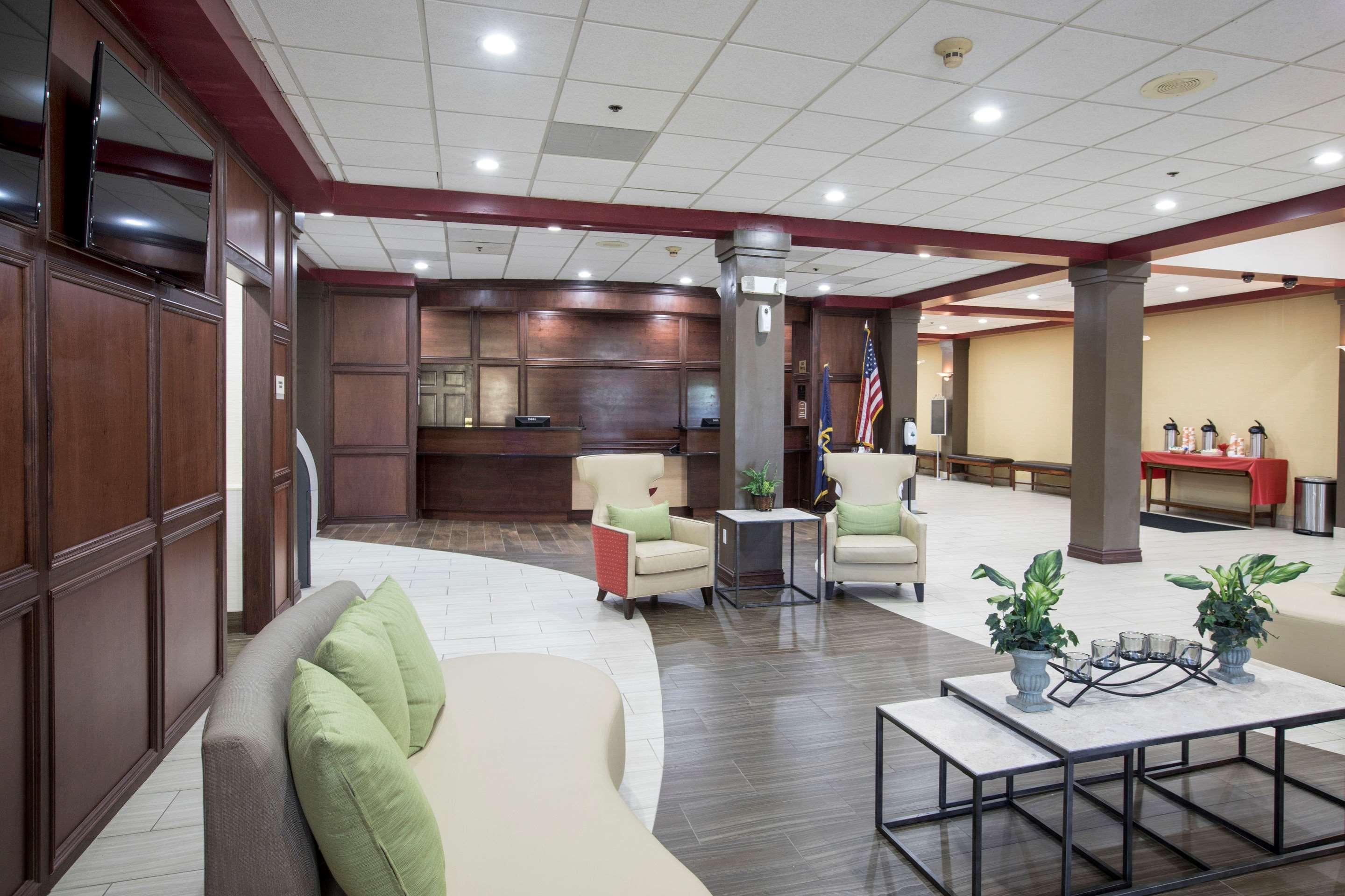 Vista Lobby Clarion Hotel Detroit Metro Airport