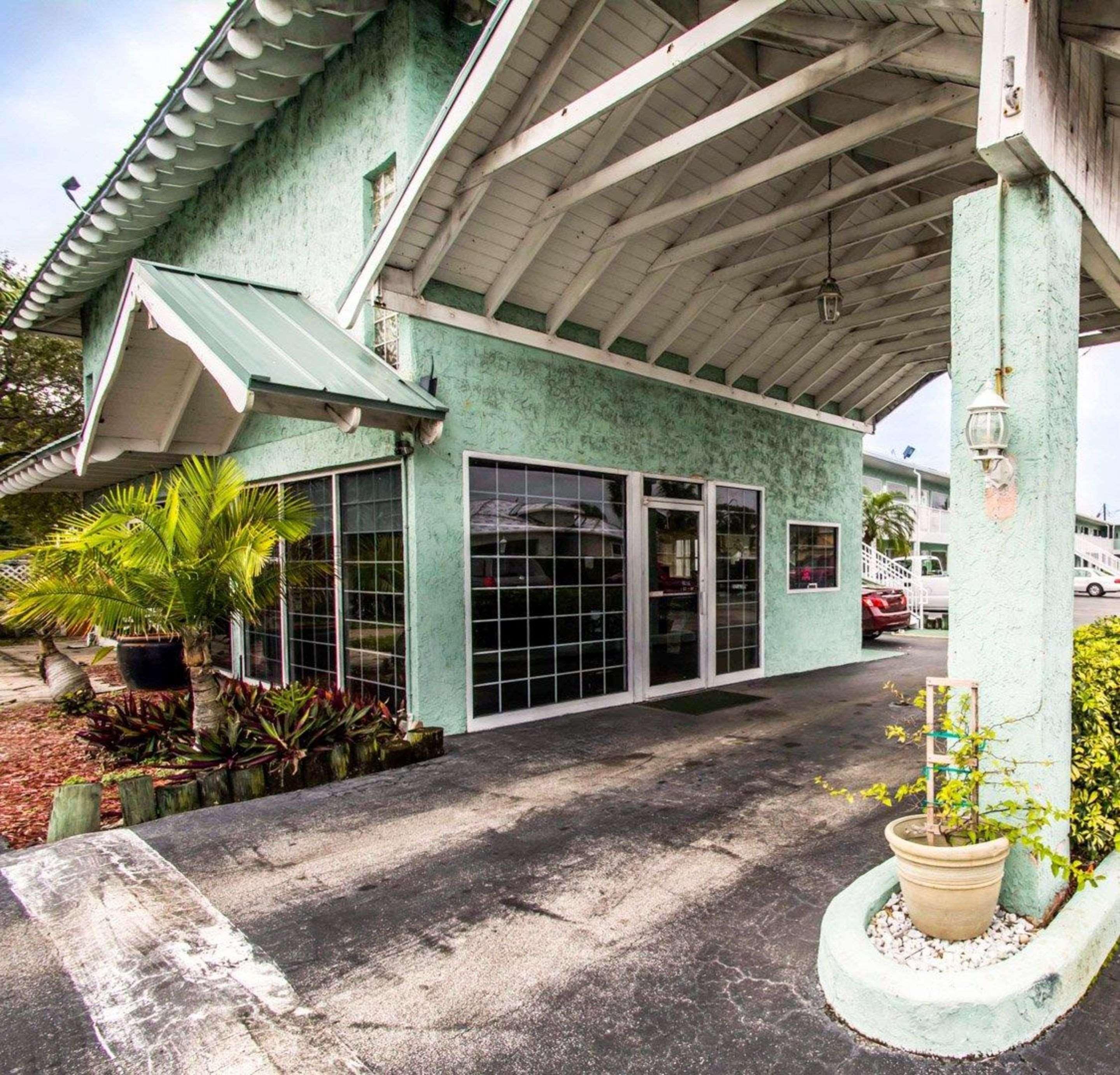Vista Exterior Econo Lodge Cocoa Beach - near the Port