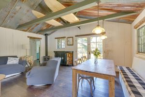 Alquiler Vacacional - Farmhouse-chic Carpinteria Cottage w/ Pool Access