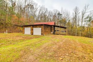 Alquiler Vacacional - Steps to Kentucky Lake: Cozy Cabin w/ Deck!