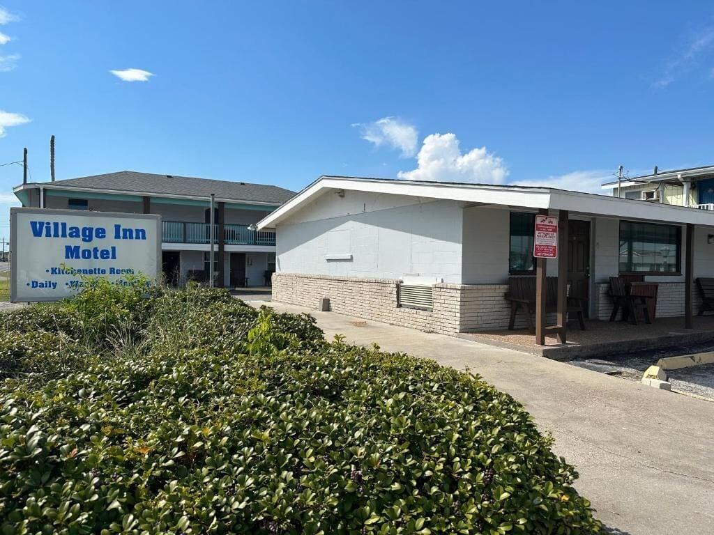 Varios Village Inn Motel