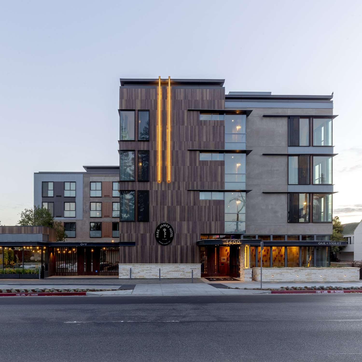 Vista da fachada University Park Inn & Suites, an Ascend Collection Hotel