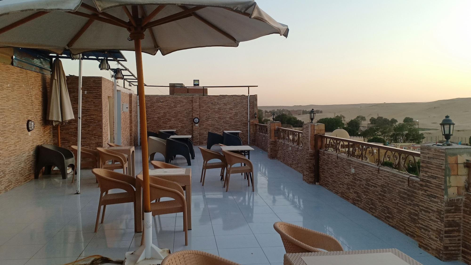 Vista Exterior Makadi Pyramids View