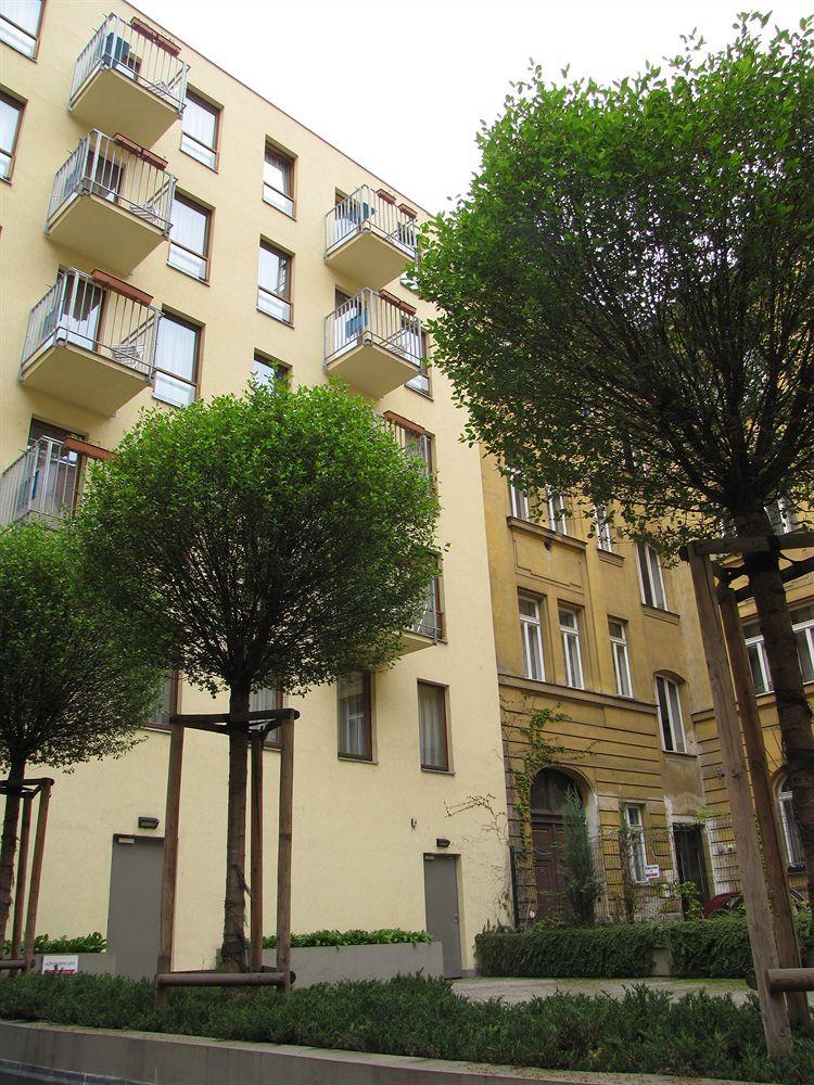 Vista da fachada Aparthotel Austria Suites