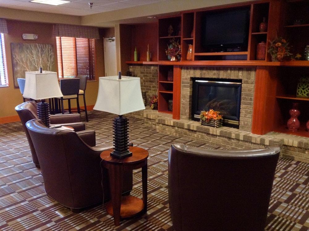 Vista Lobby Holiday Inn Express & Suites Winner by IHG