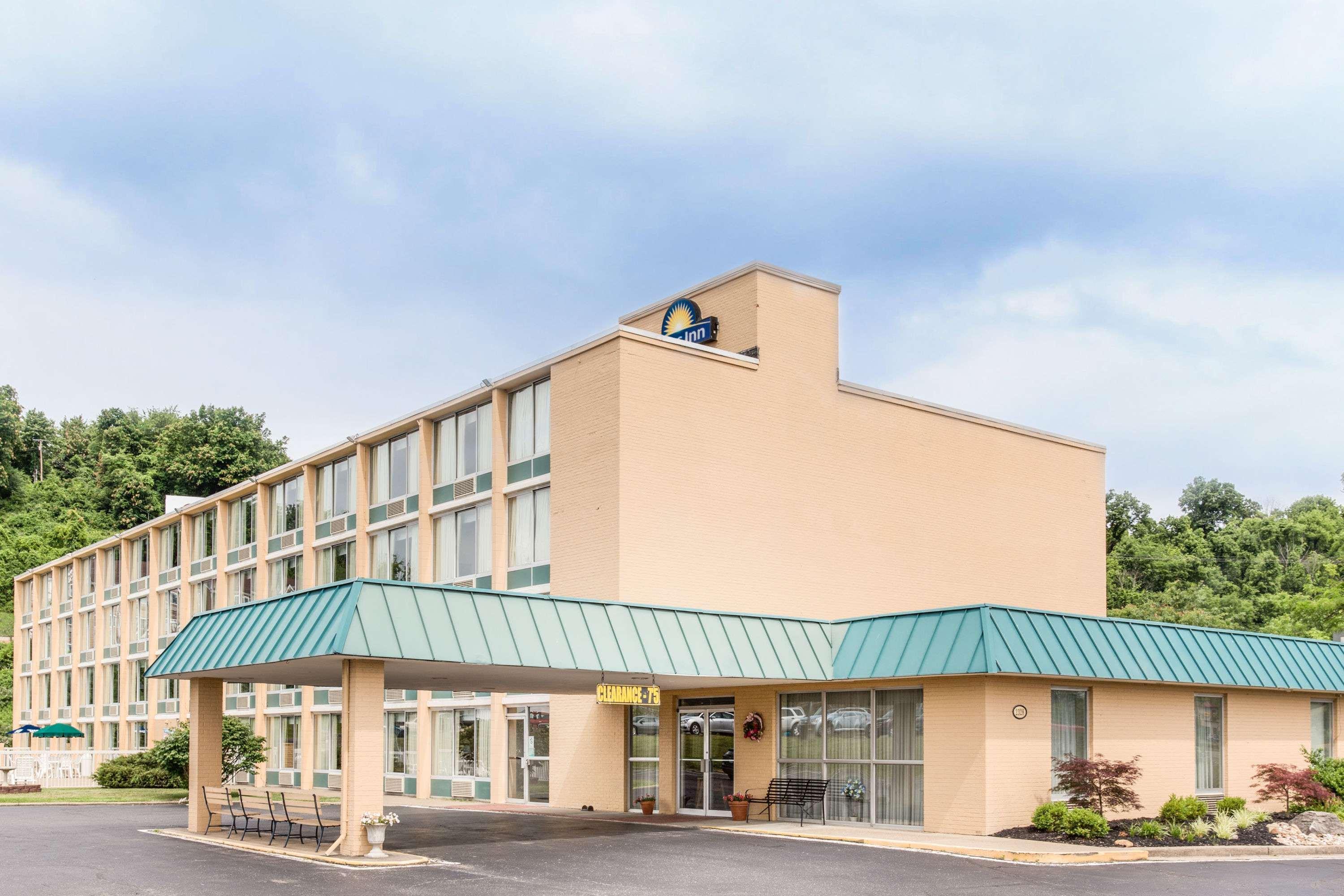 Vista Exterior Days Inn by Wyndham Cambridge