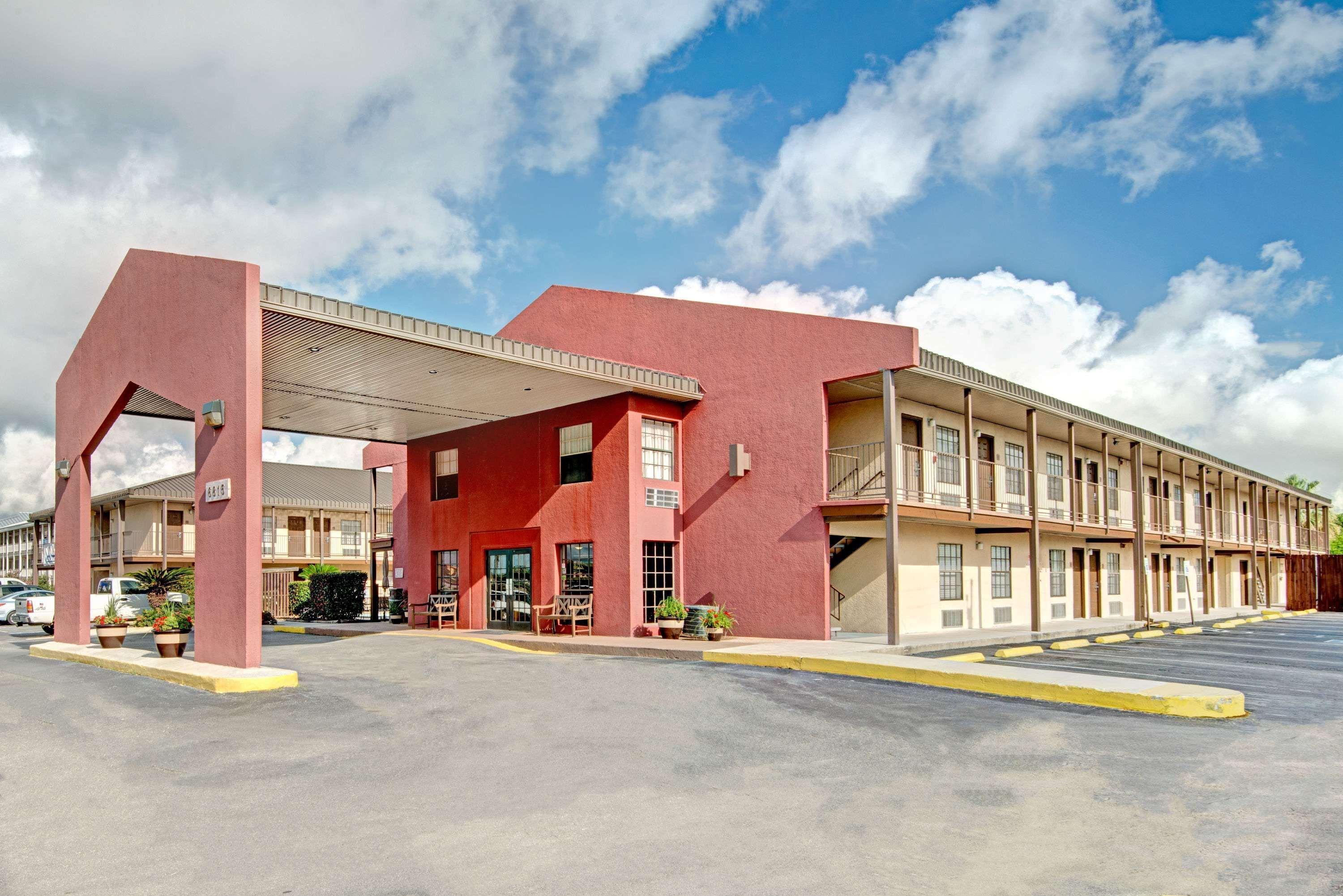 Vista Exterior Deluxe Inn San Antonio
