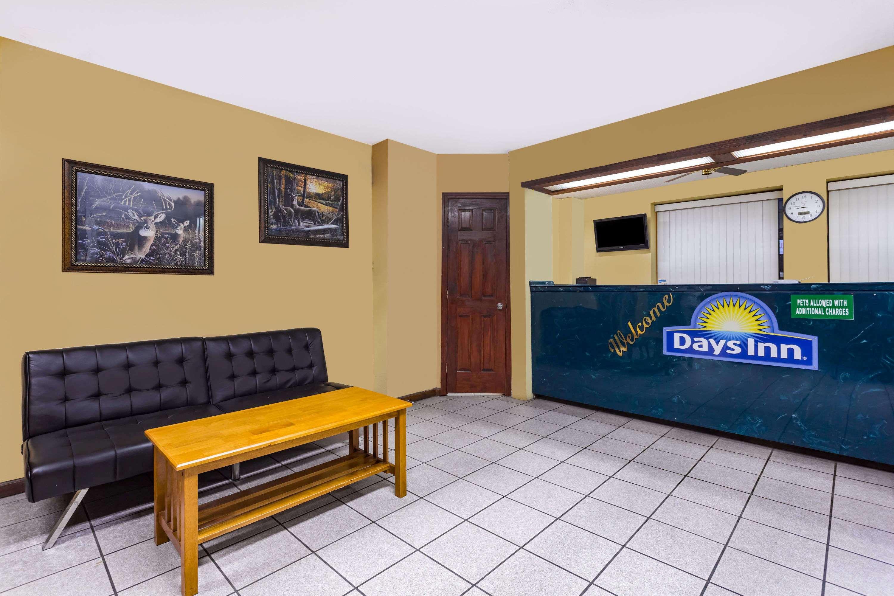 Vista Lobby Days Inn by Wyndham Byron