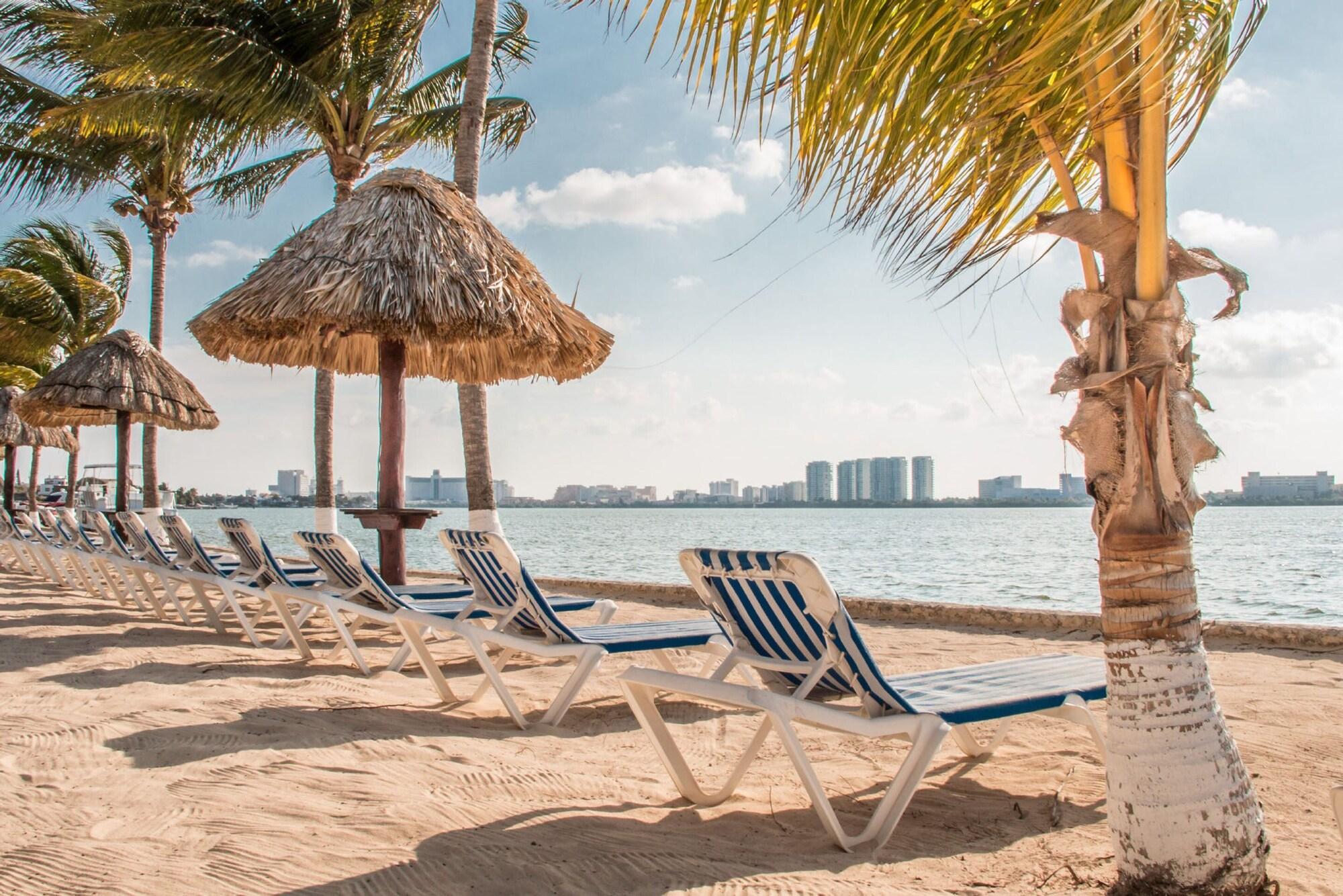 Vista Exterior WIVC Coral Mar Resort- Amazing Hotel Zone & Lagoon Views, Enjoy the Tropical Breeze