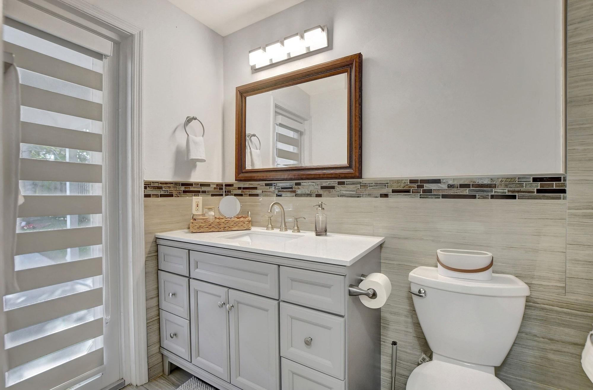 Equipamiento de Habitación Boca Beauty - Stylish Home With Pool 3 Bedroom Home by RedAwning