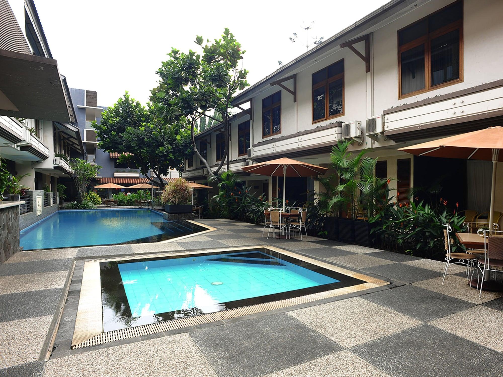 Vista Piscina Gumilang Regency Hotel By Gumilang Hospitality
