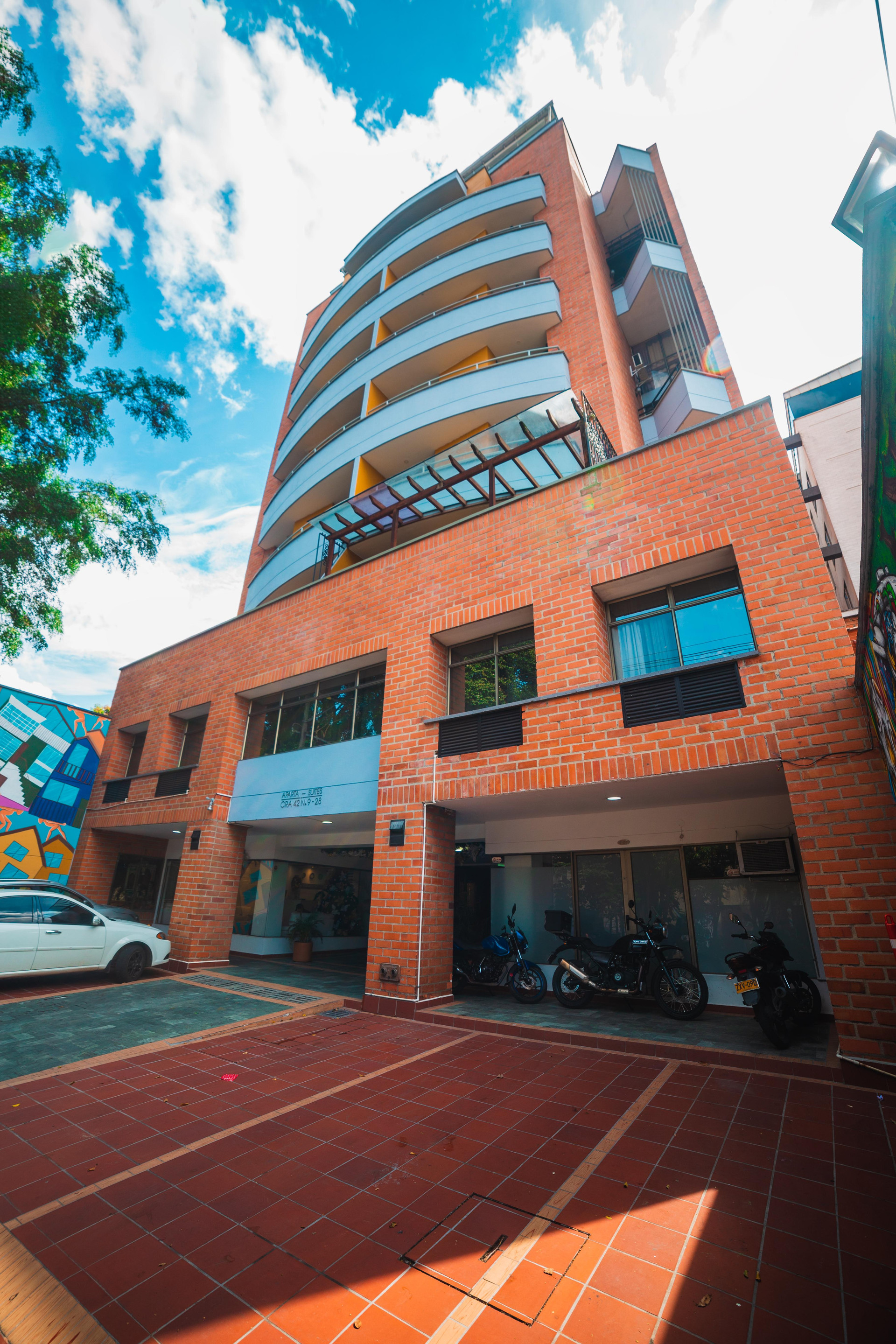 Vista Exterior Aparta Suites Torre Poblado