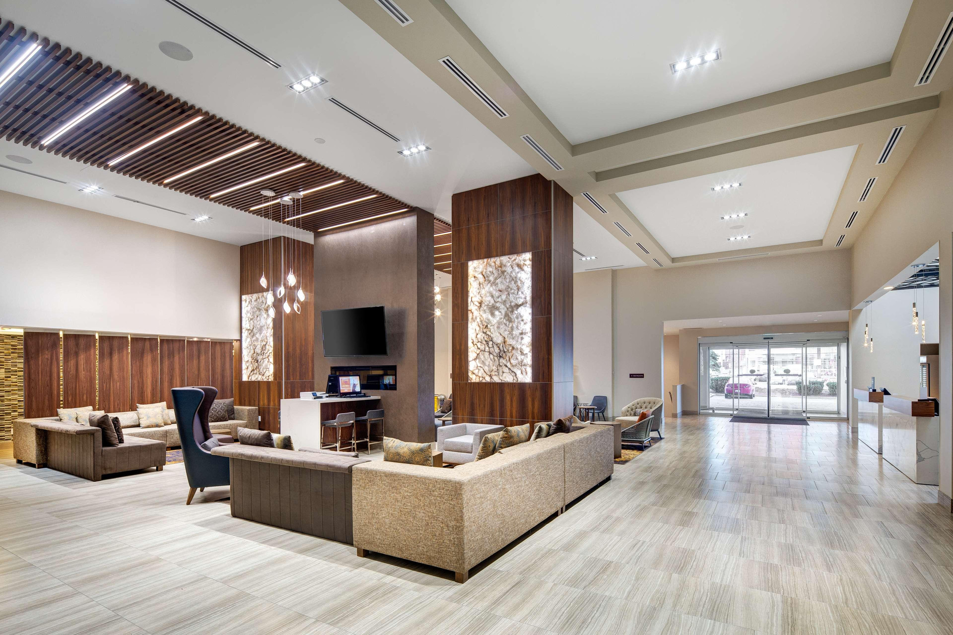 Vista Lobby DoubleTree by Hilton Toronto Airport
