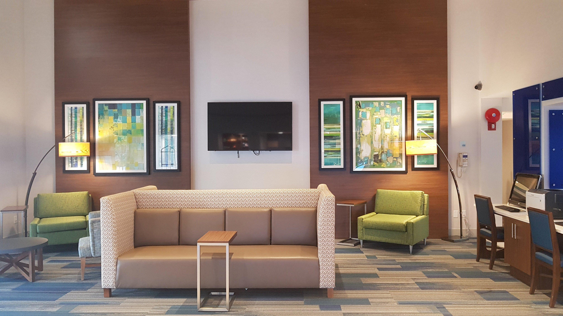 Vista Lobby Holiday Inn Express & Suites Surrey by IHG