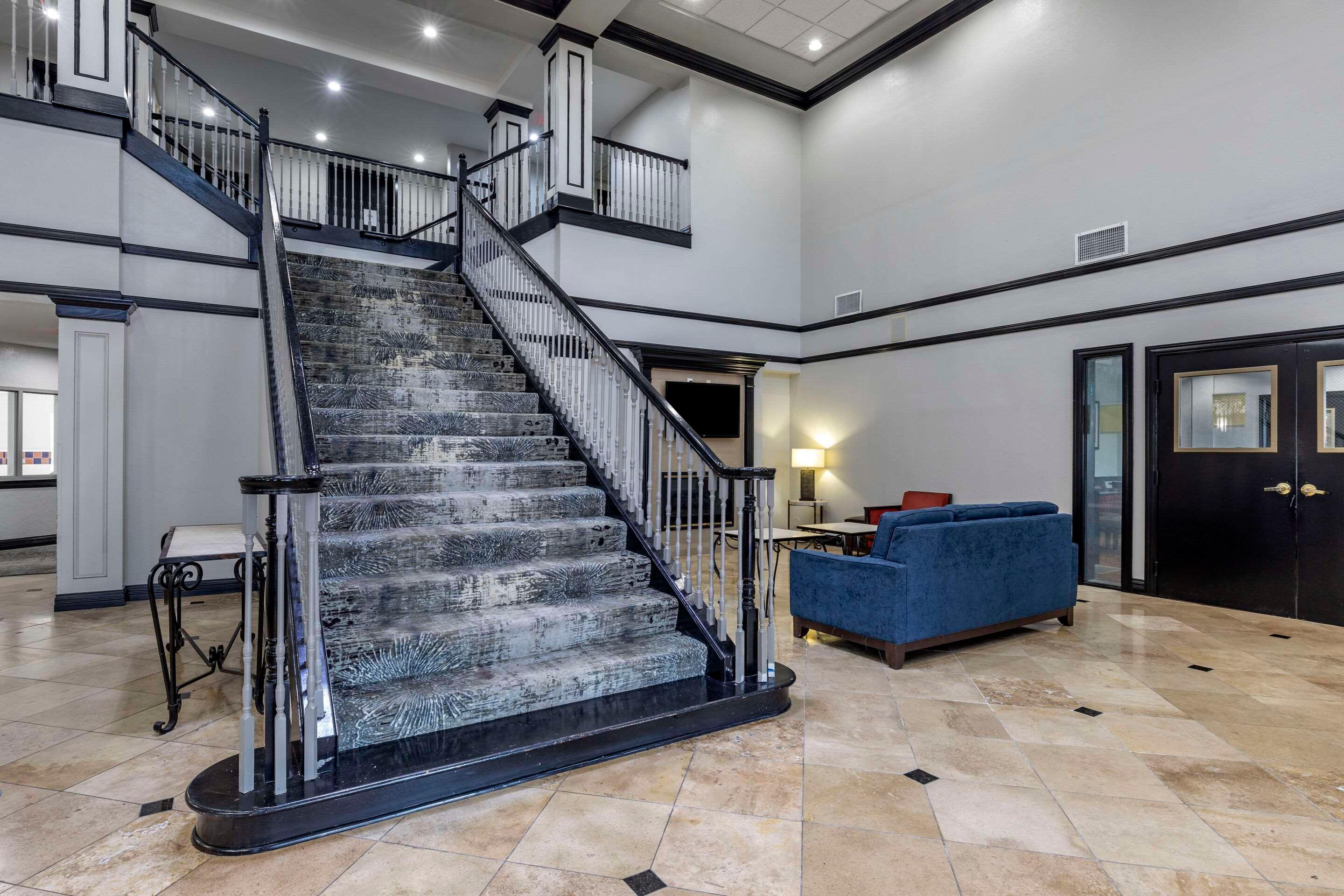 Vista Lobby Quality Inn & Suites I-35 E / Walnut Hill