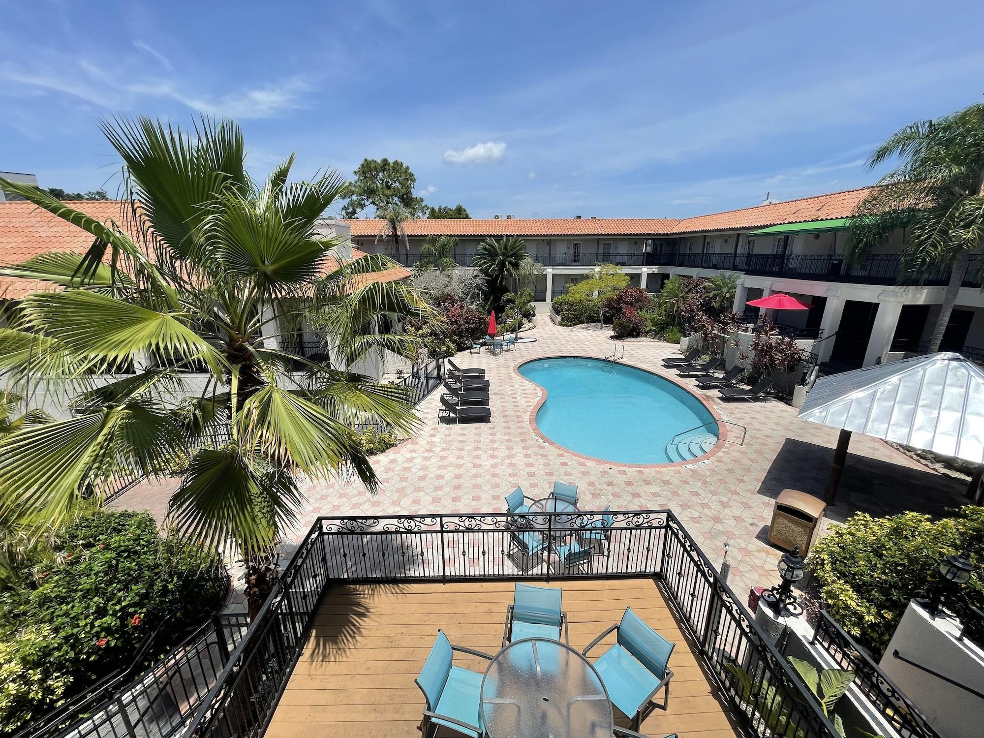 Vista Exterior Red Roof Inn PLUS+ & Suites Tampa