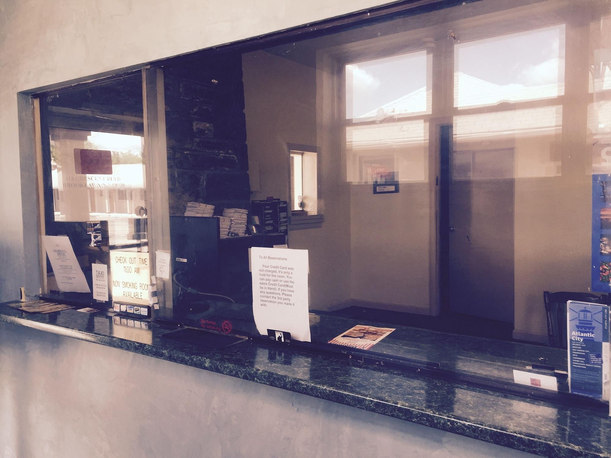 Vista Lobby Red Carpet Inn