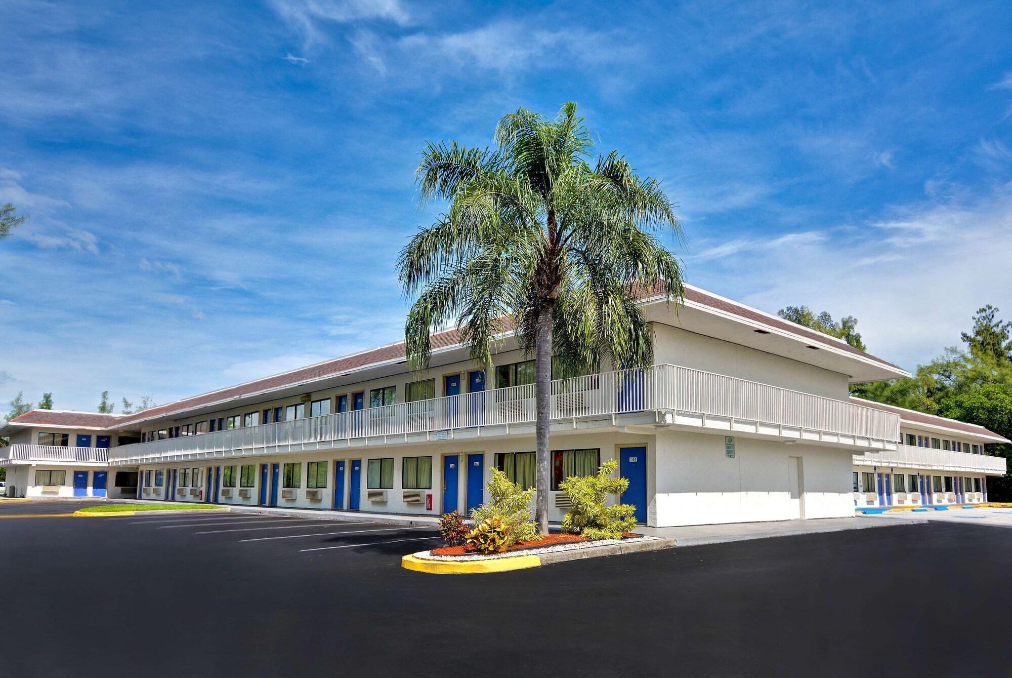 Vista Exterior Motel 6 Dania Beach