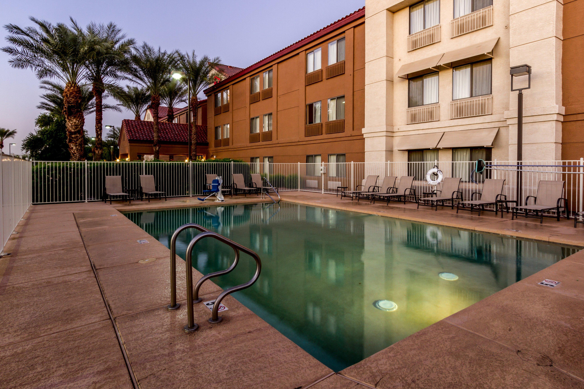Vista Exterior Red Roof Inn PLUS+ Tempe - Phoenix Airport