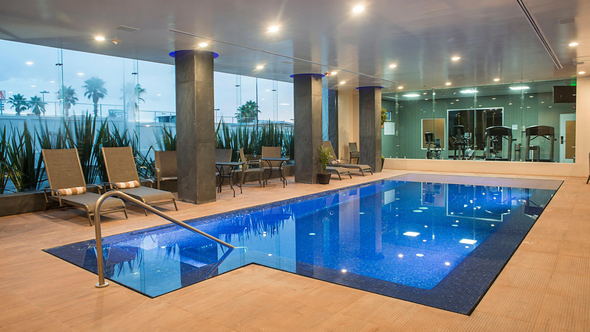 Vista Piscina Holiday Inn Express & Suites Chihuahua Juventud