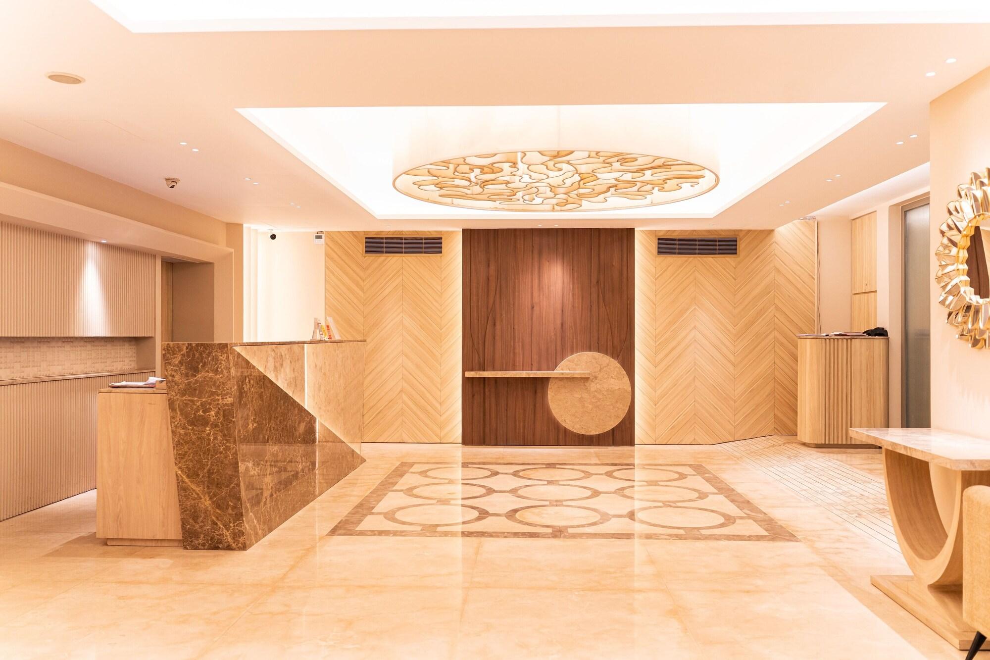 Vista Lobby Royal Park Residence Hotel