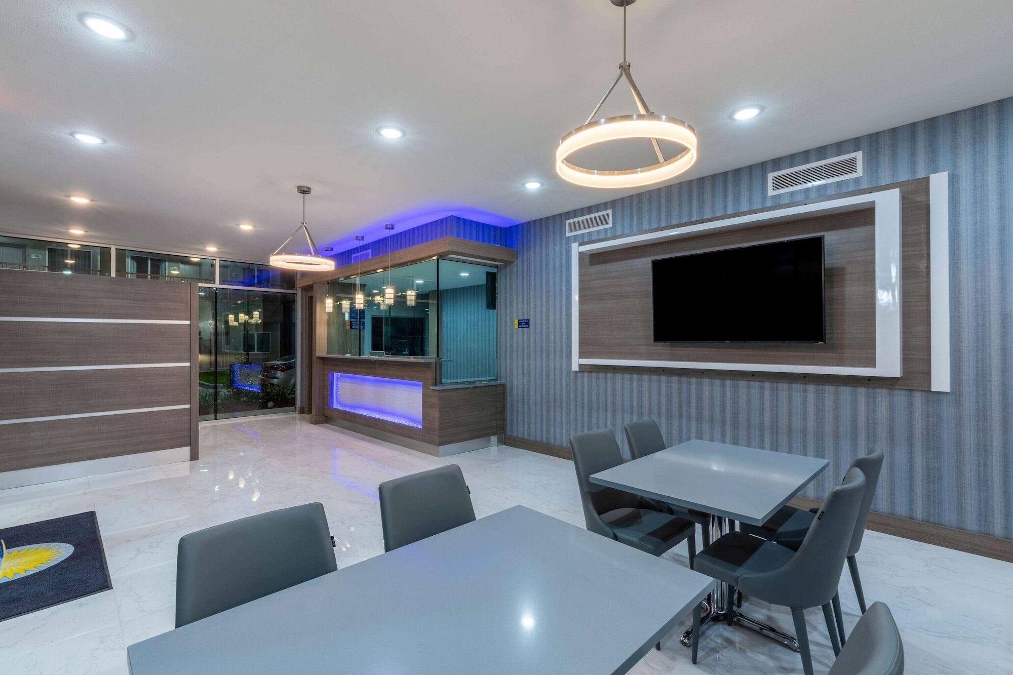 Vista Lobby Days Inn & Suites by Wyndham Downtown/University of Houston