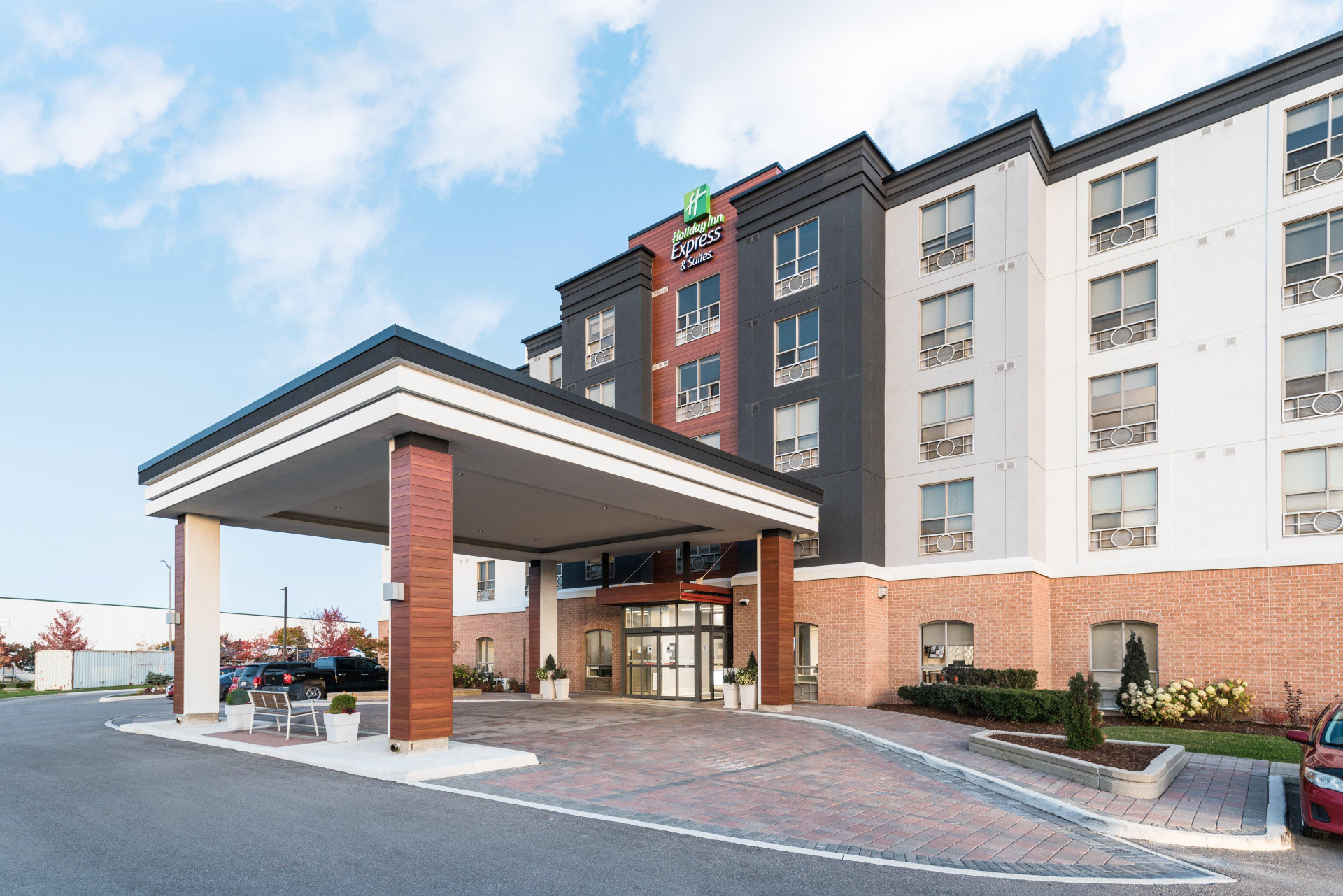 Vista Exterior Holiday Inn Express And Suites Milton