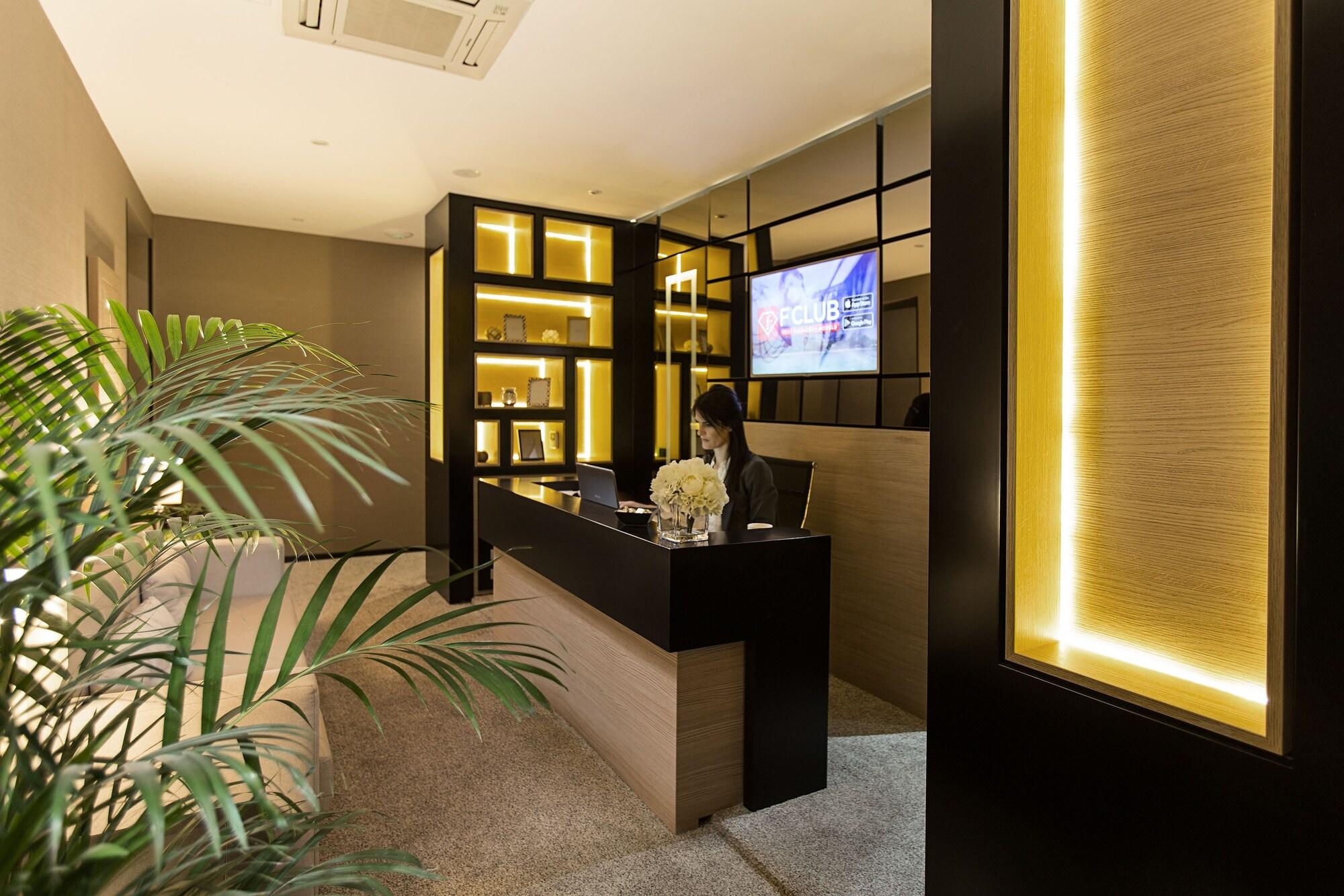 Vista Lobby Dominic & Smart Luxury Suites Republic Square