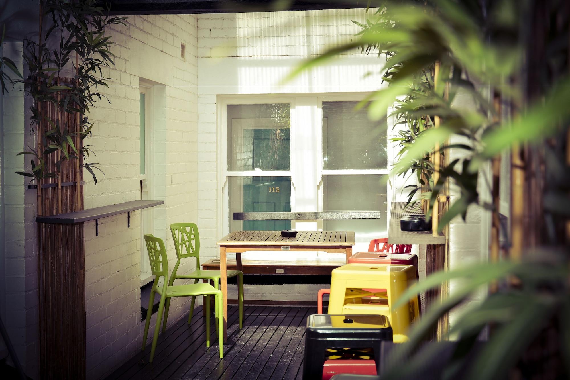 Vista Exterior Ritz For Backpackers
