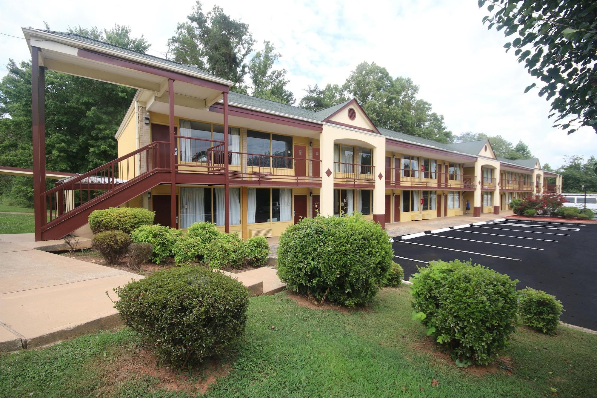 Vista Exterior Knights Inn Pilot Mountain