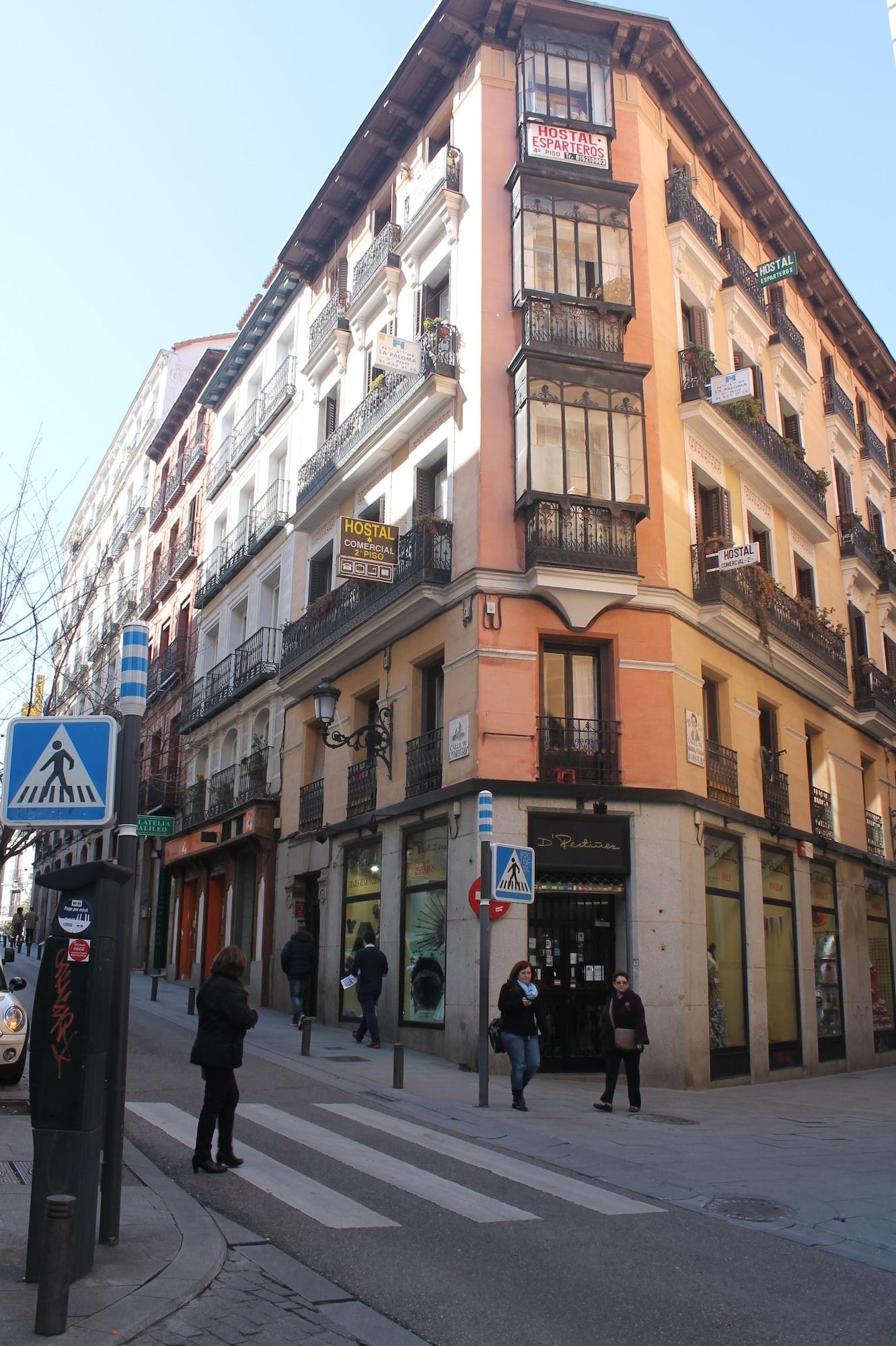 Vista Exterior Hostal Comercial