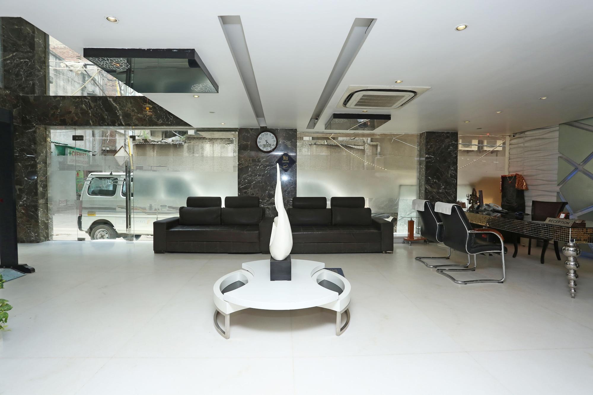 Vista Exterior Hotel Uppal International