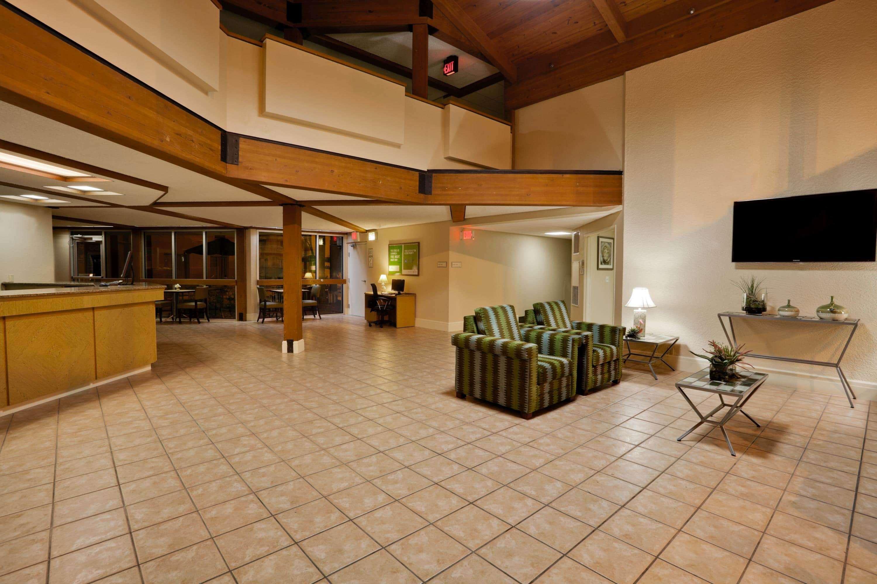 Vista Lobby La Quinta Inn & Suites by Wyndham St. Pete-Clearwater Airpt