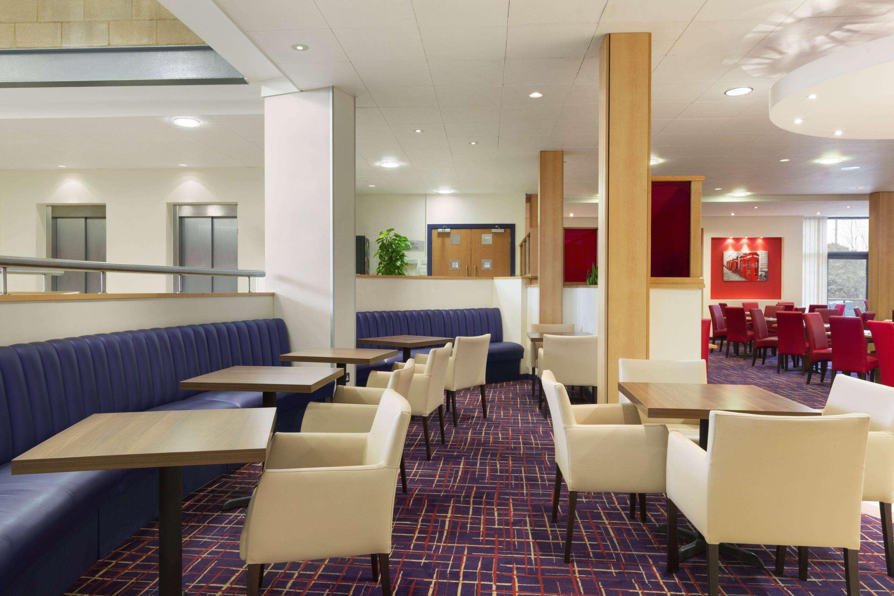 Bar/Salón Ramada by Wyndham London North M1