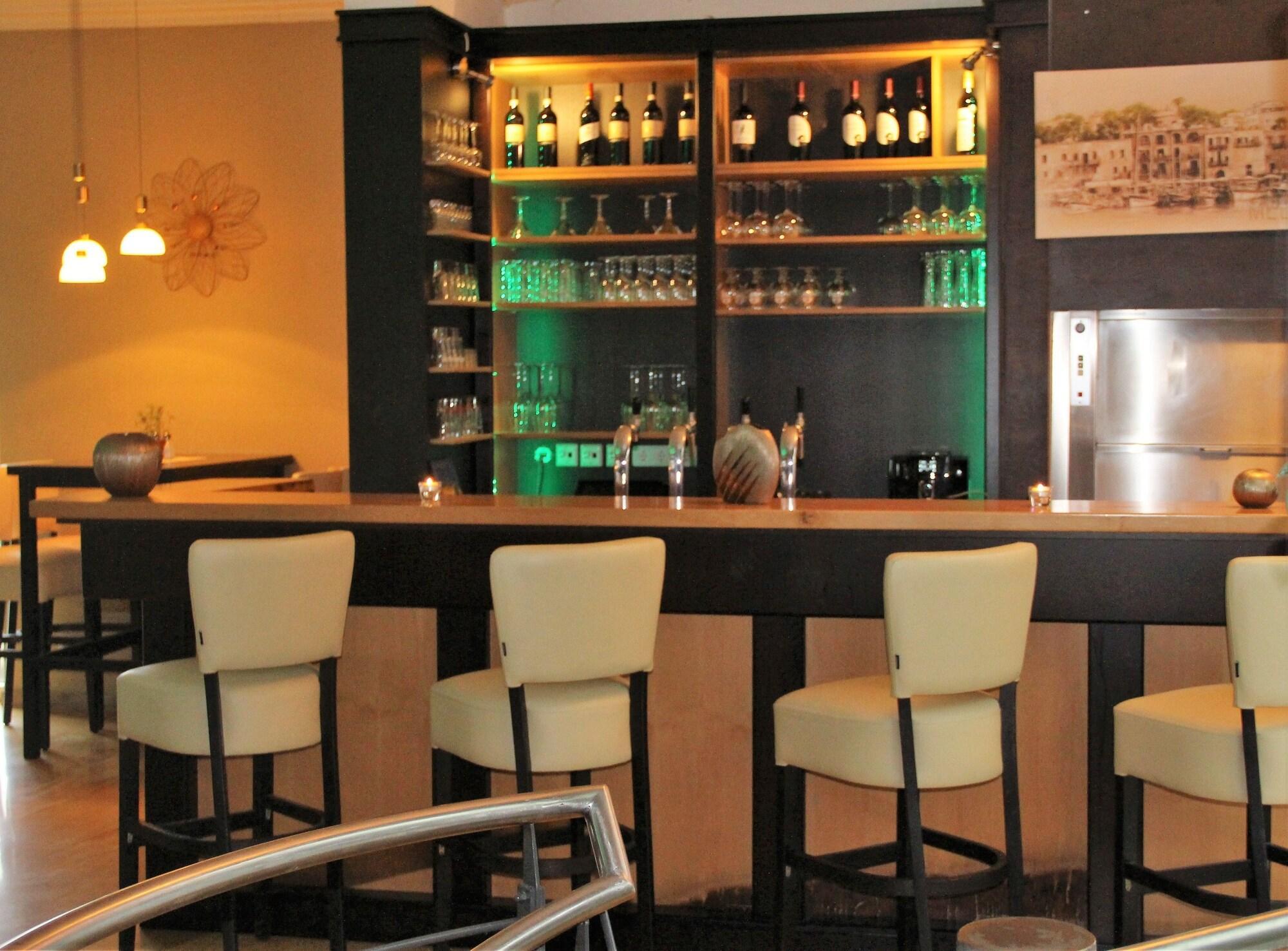 Bar/Salón Check Inn Hotel