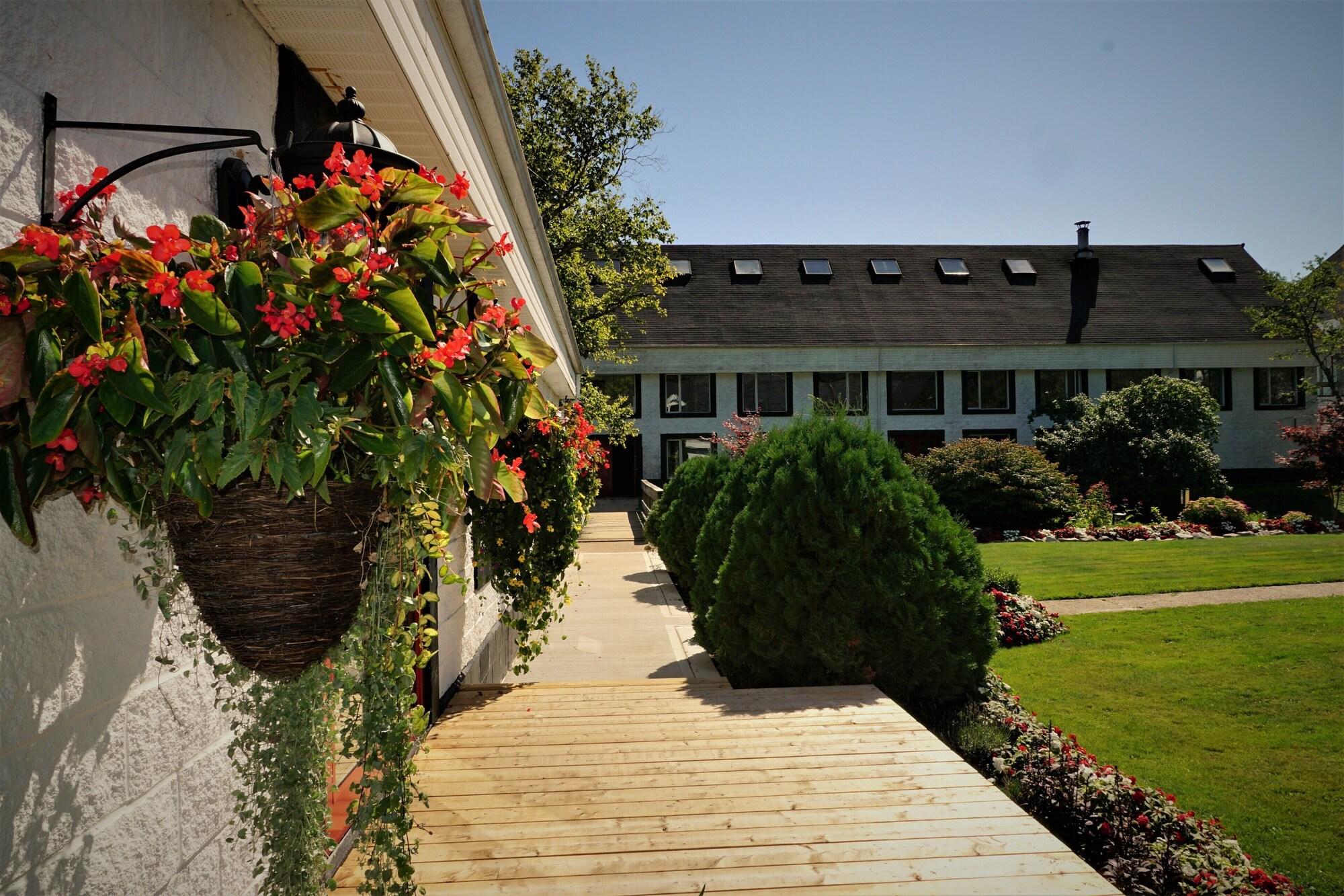 Vista Exterior Glenora Inn & Distillery