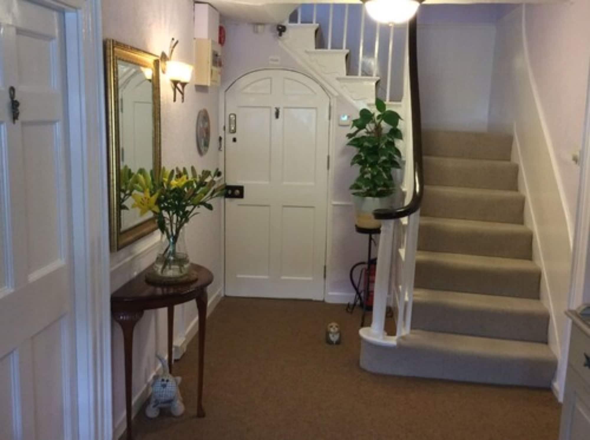 Vista Lobby The Old Bridge House