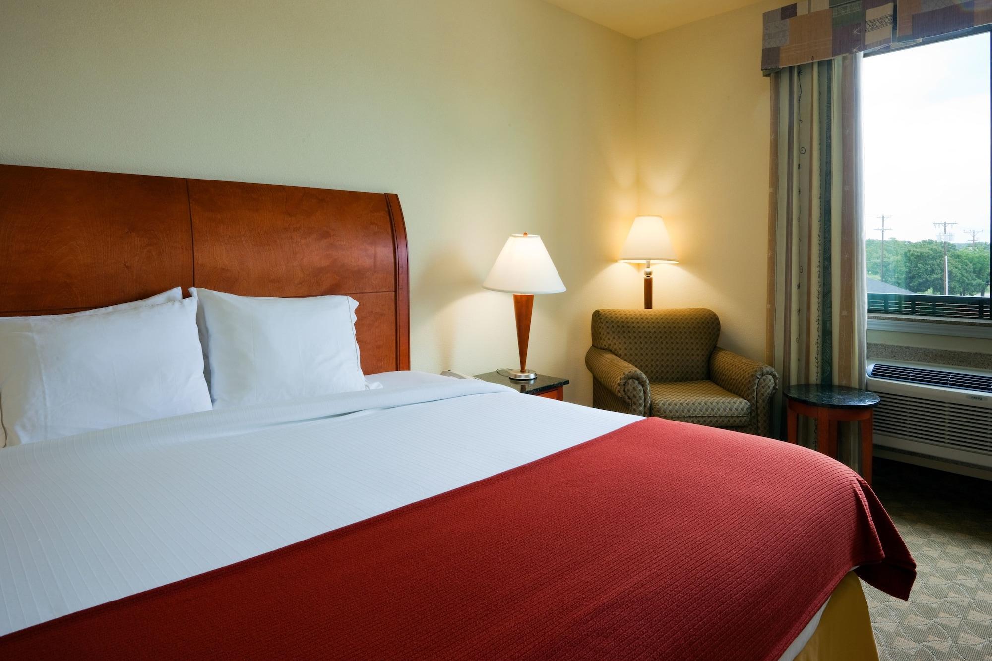 Habitación Holiday Inn Express Hotel & Suites Fairfield - North by IHG