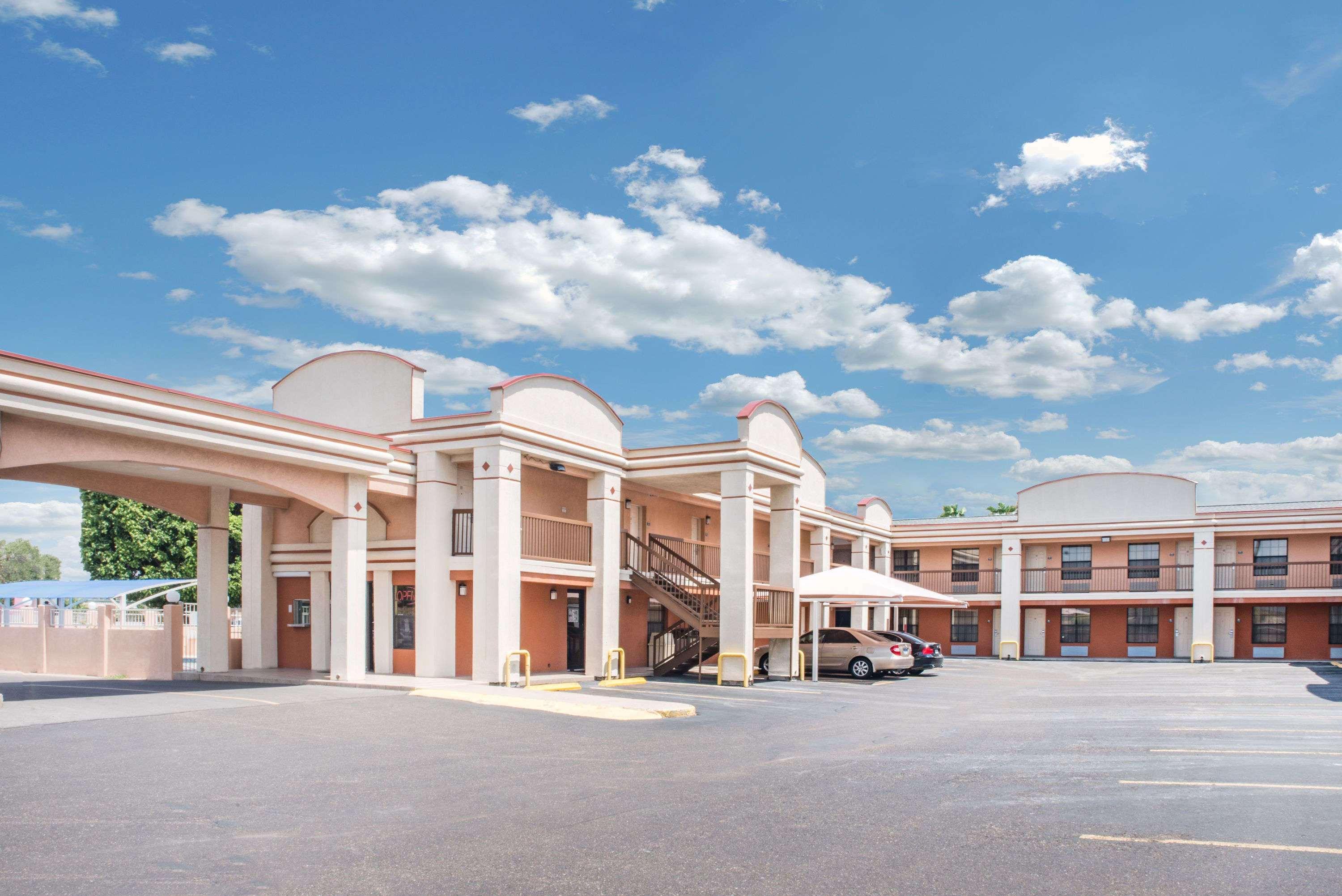 Vista Exterior Days Inn by Wyndham McAllen