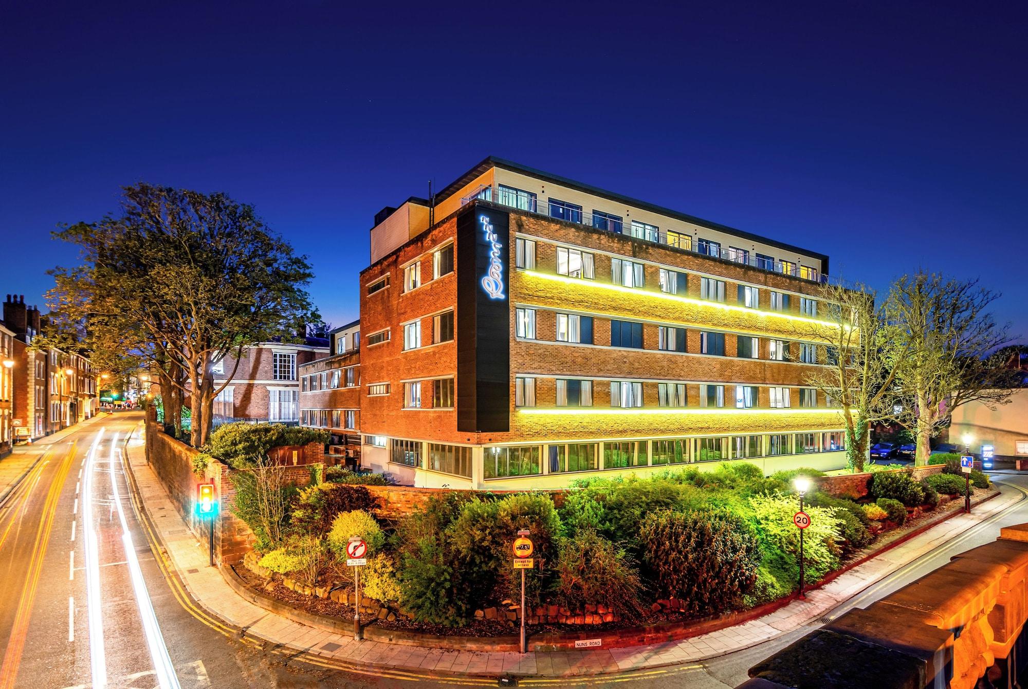 Vista Exterior Roomzzz Chester City