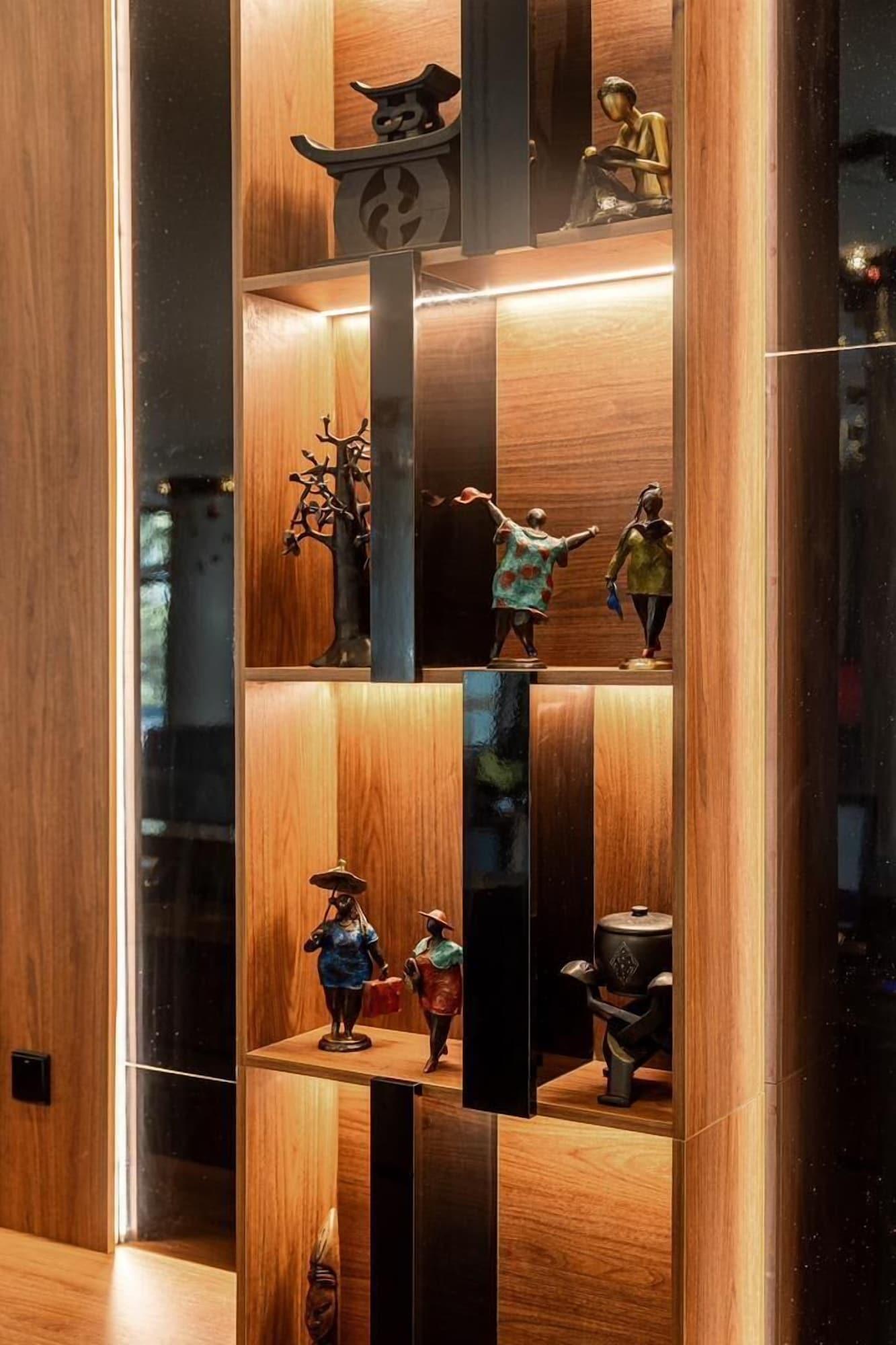 Vista Lobby Fiesta Royale Hotel