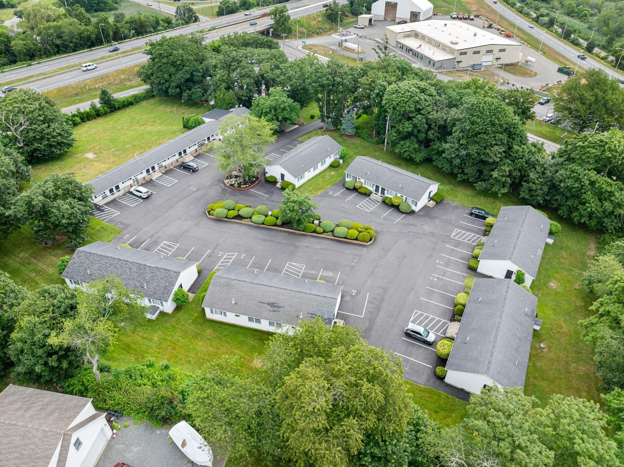 Vista Exterior Founder's Brook Motel and Suites