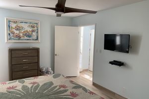 Alquiler Vacacional - 1A Newly renovated w/porcelain tile floors, custom cabinets, granite countertops