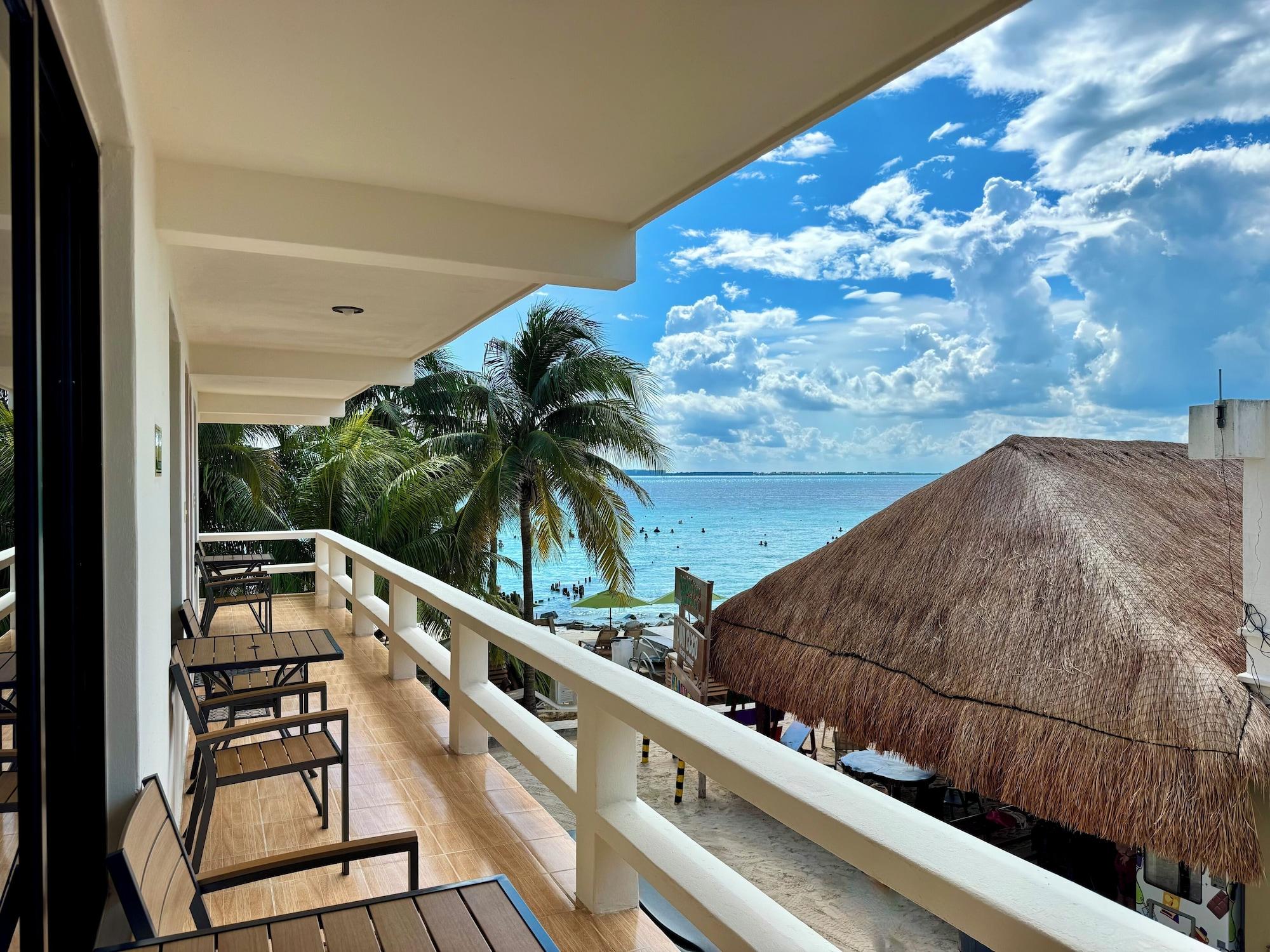 Vista Exterior Chichis and Charlies Beachfront