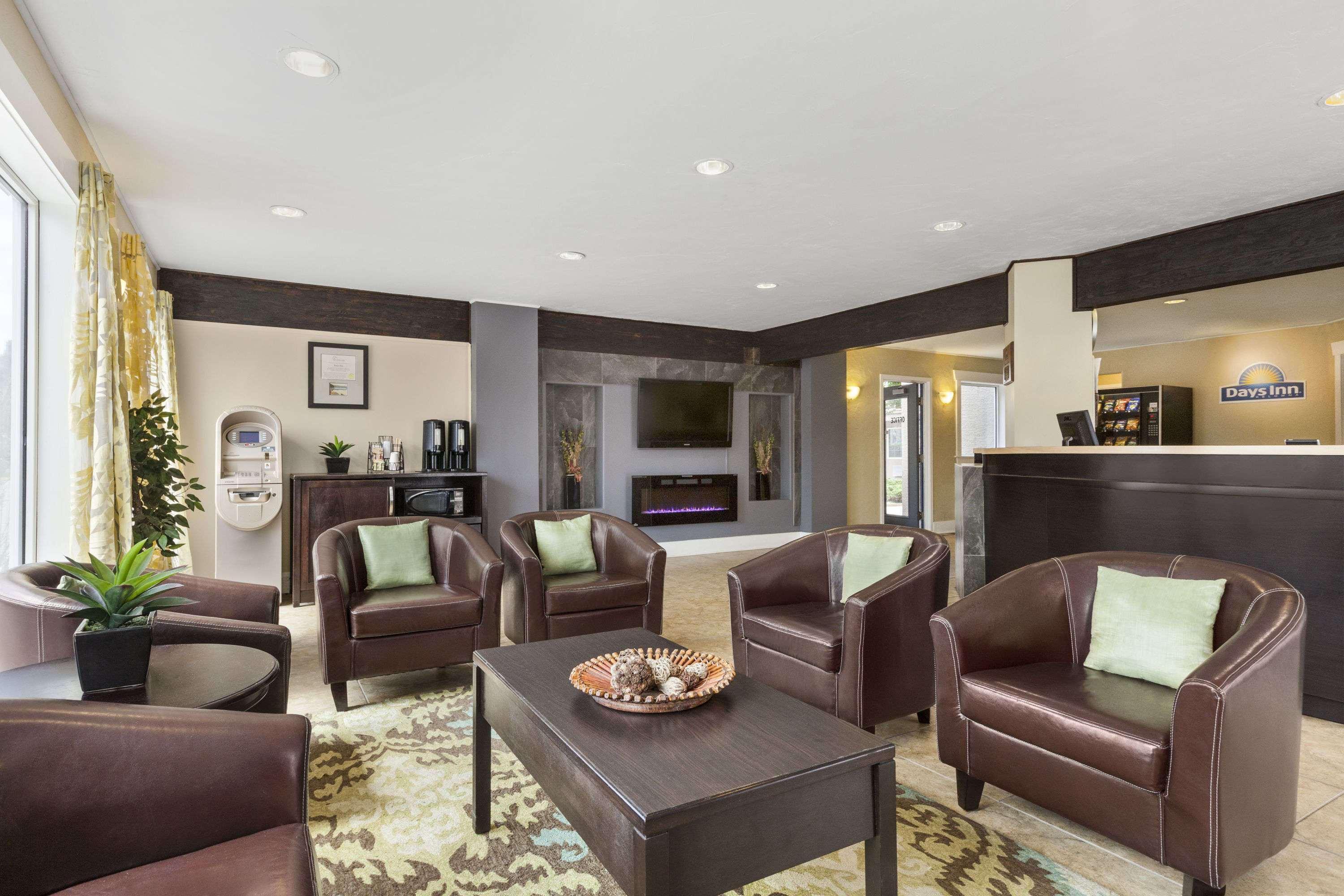Vista Lobby Days Inn by Wyndham Kelowna