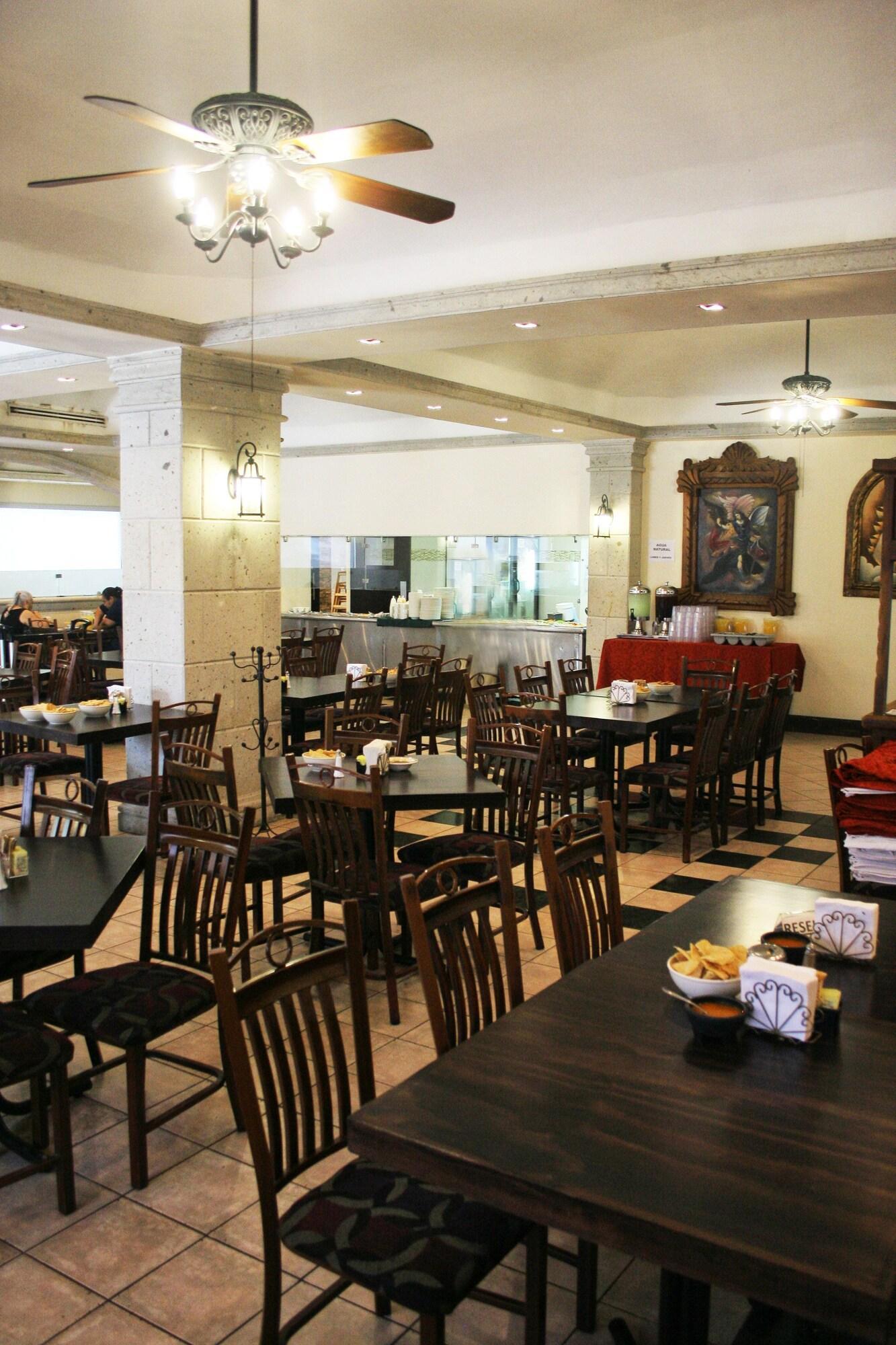 Restaurant Hotel El Camino Inn & Suites