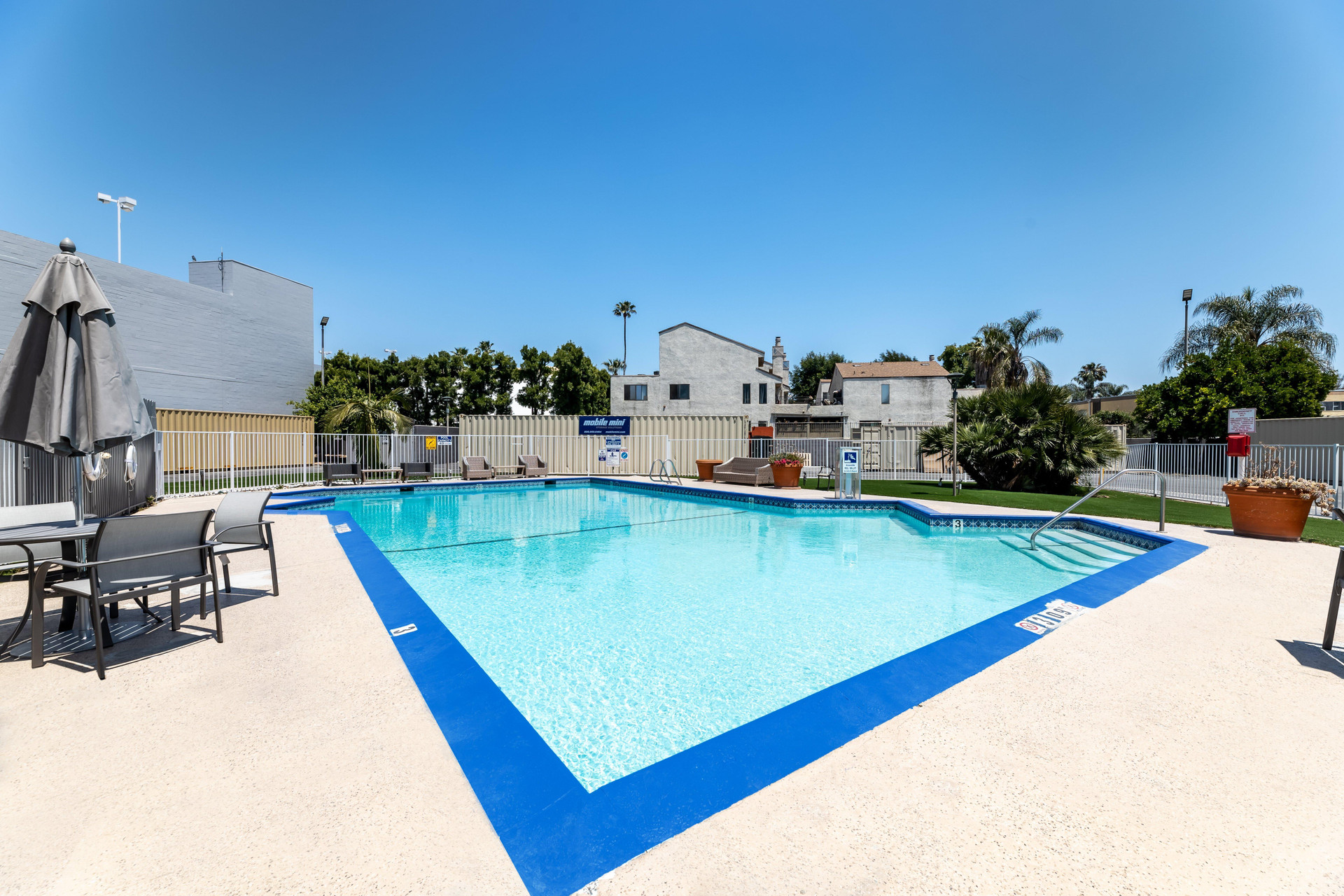 Vista Piscina Holiday Inn Express Van Nuys by IHG
