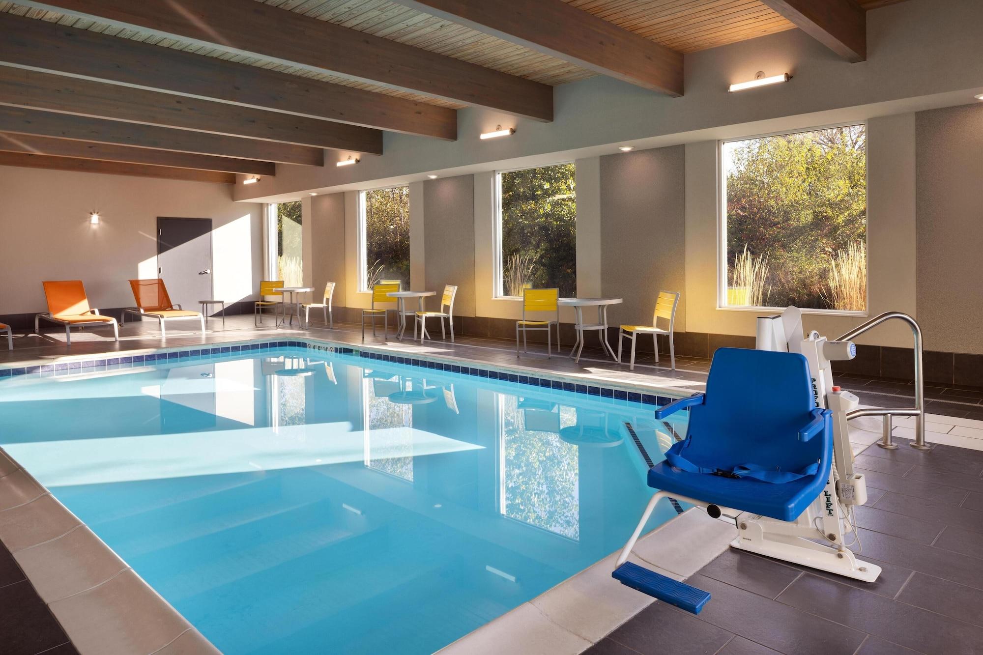 Vista Piscina Home2 Suites by Hilton Jackson MI