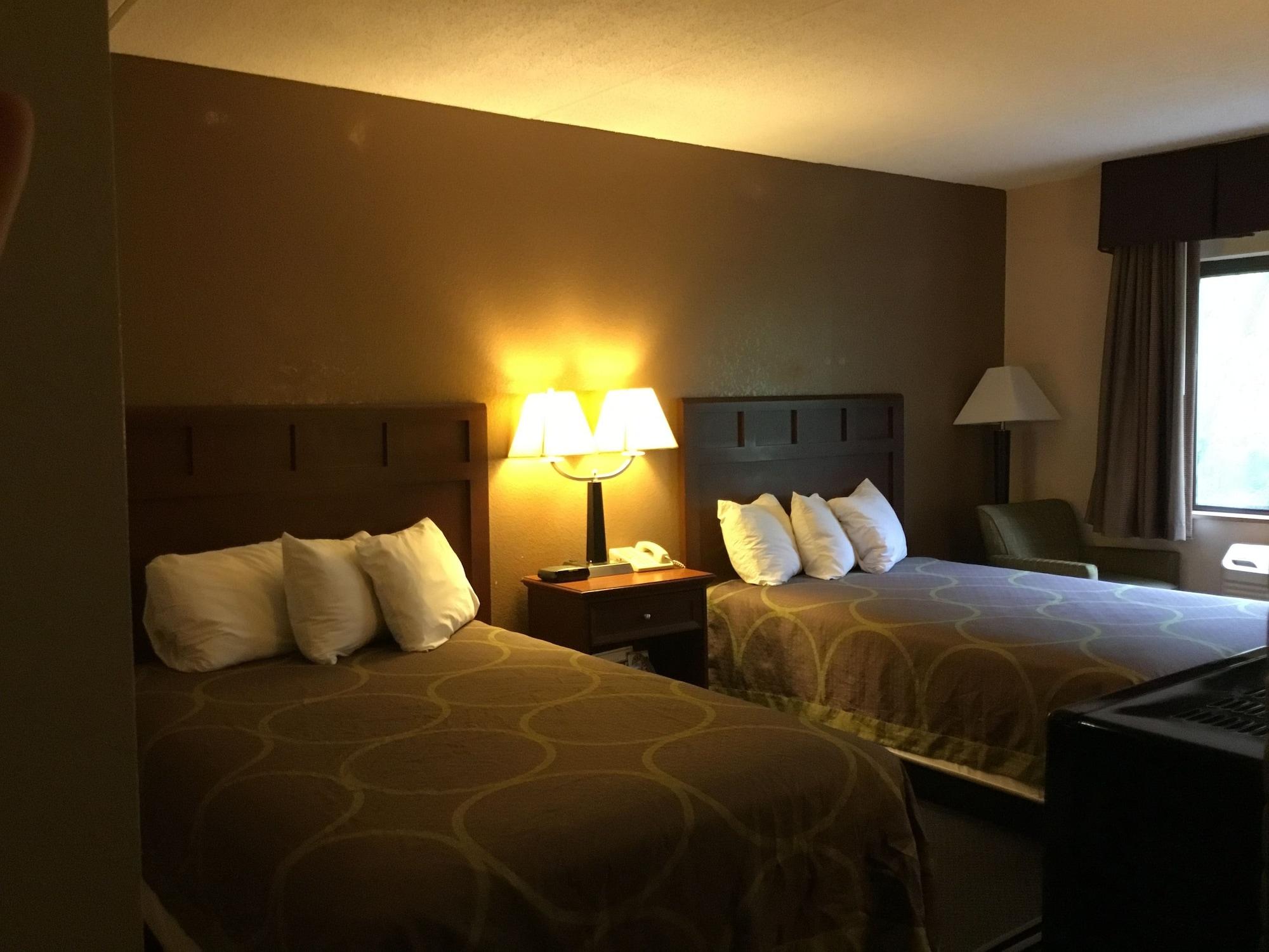 Varios Super 8 by Wyndham Manchester Airport