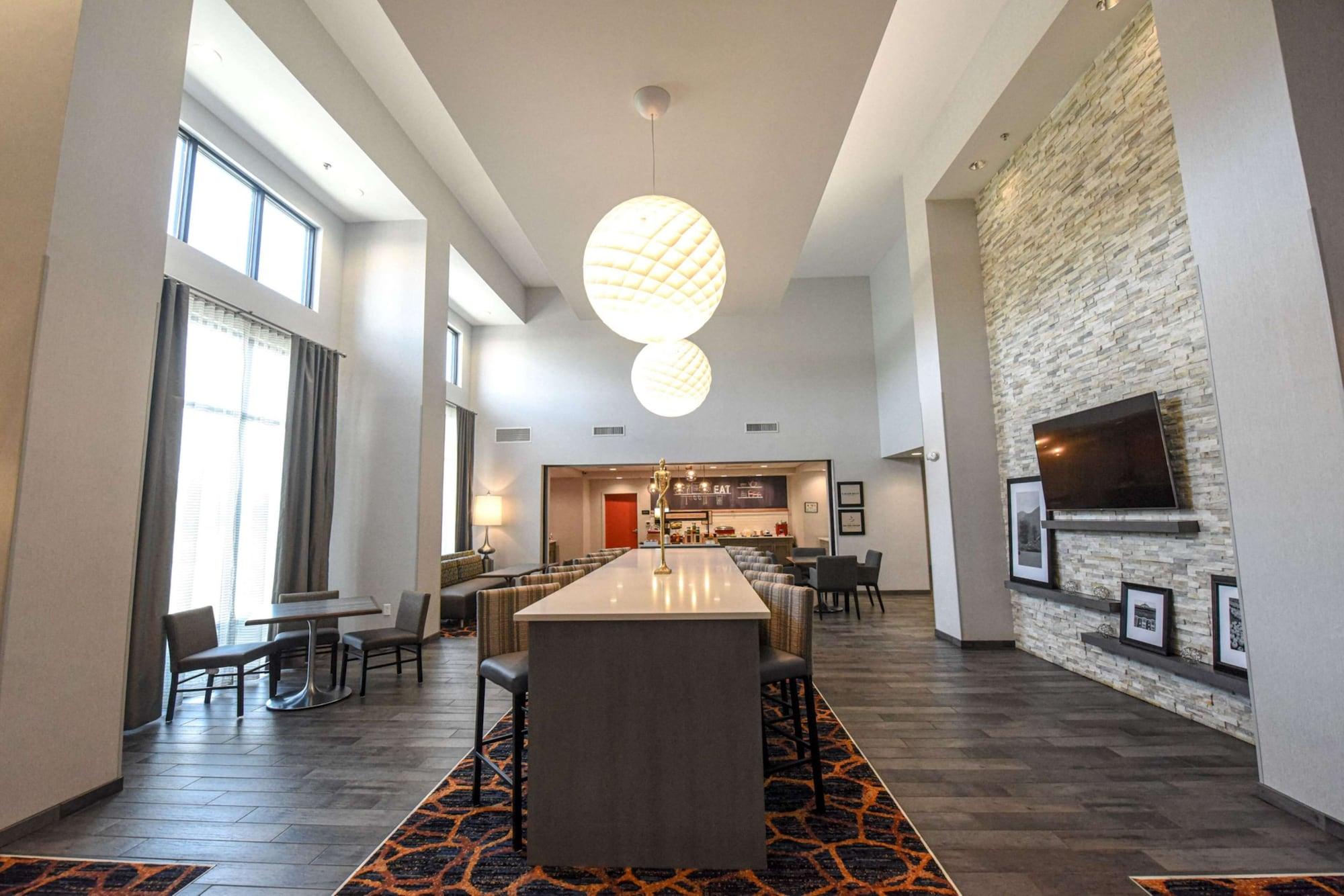 Vista Lobby Hampton Inn & Suites Lenoir